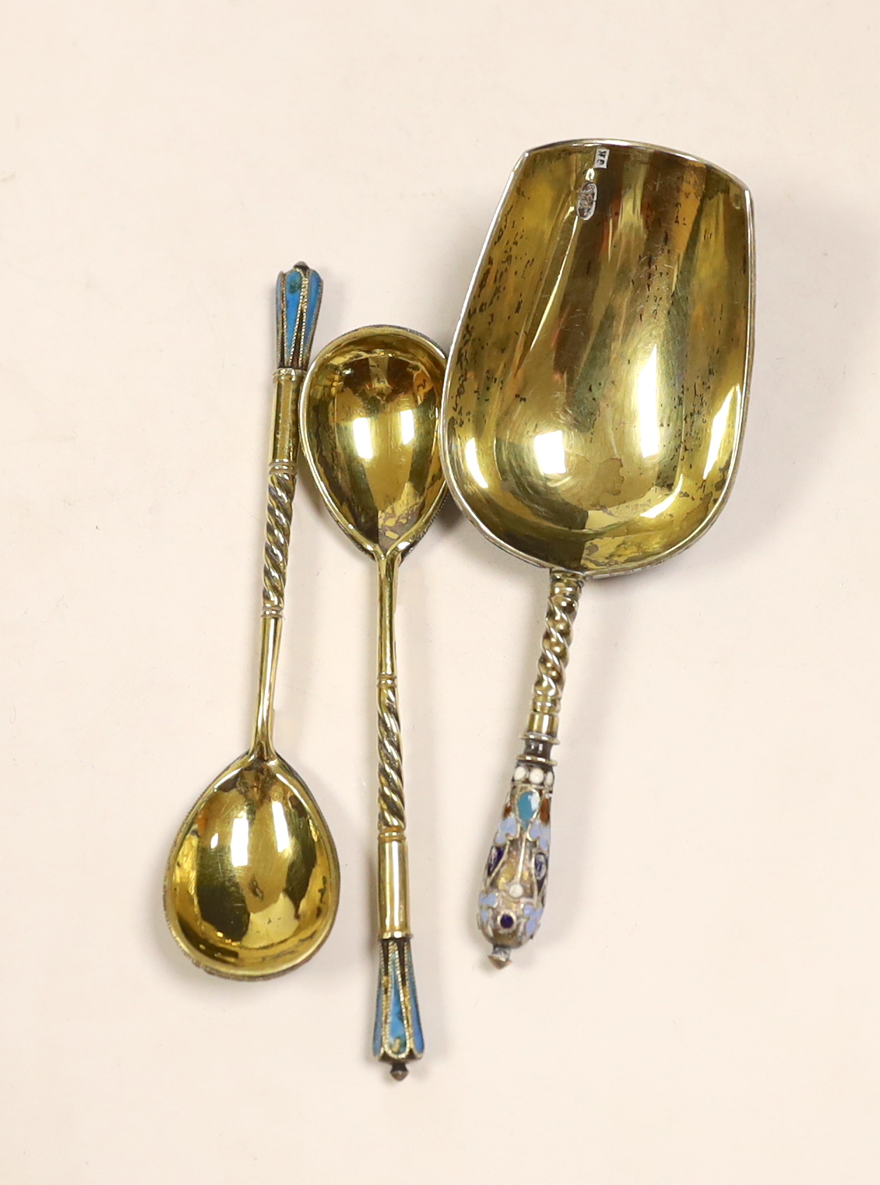 A late 19th century Russian 84 zolotnik and polychrome cloisonné enamel shovel shaped spoon, assay - Image 3 of 4