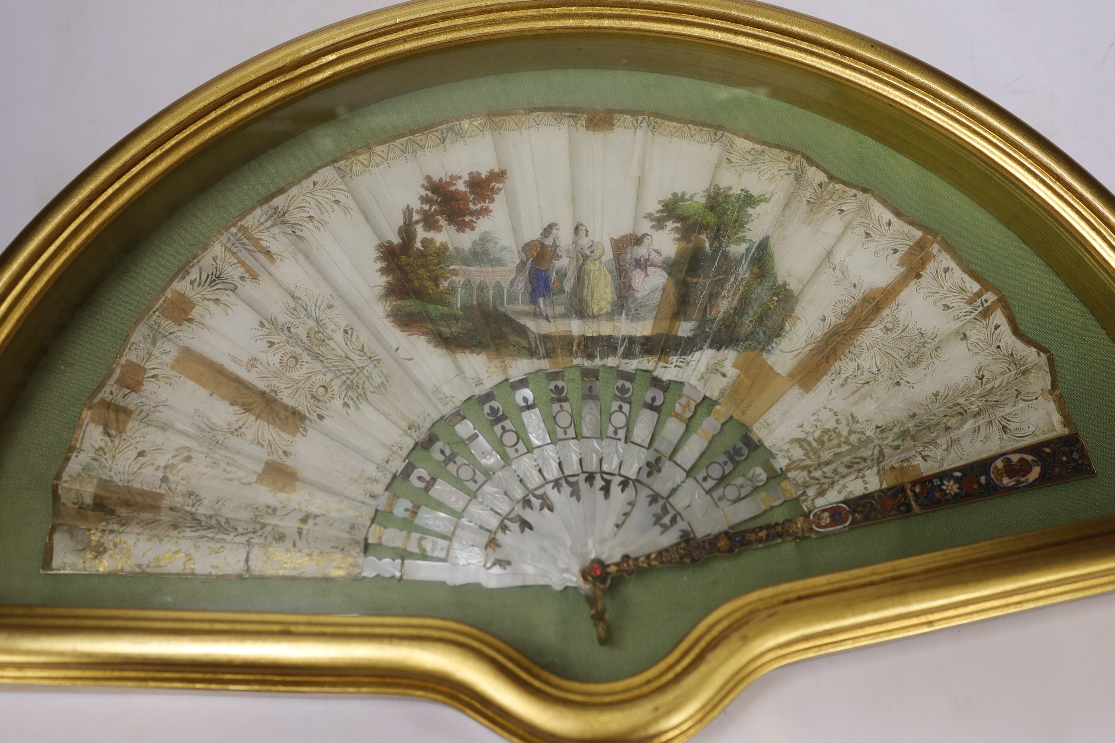 A cased early 19th century French mother of pearl, printed and painted fan - Bild 3 aus 4