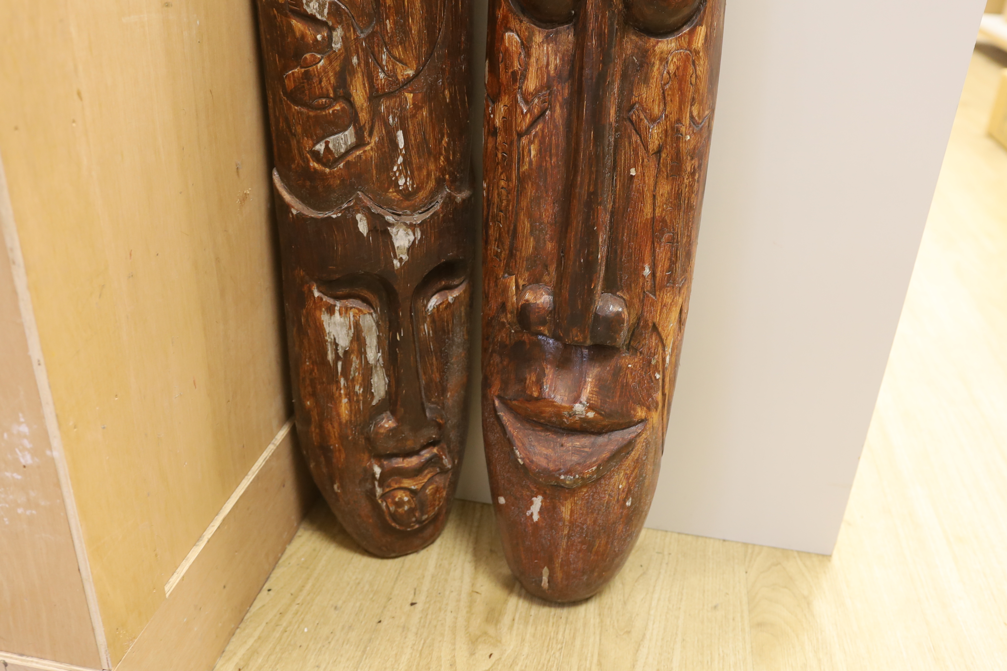 A pair of tribal style masks, 98.5cm - Bild 3 aus 3