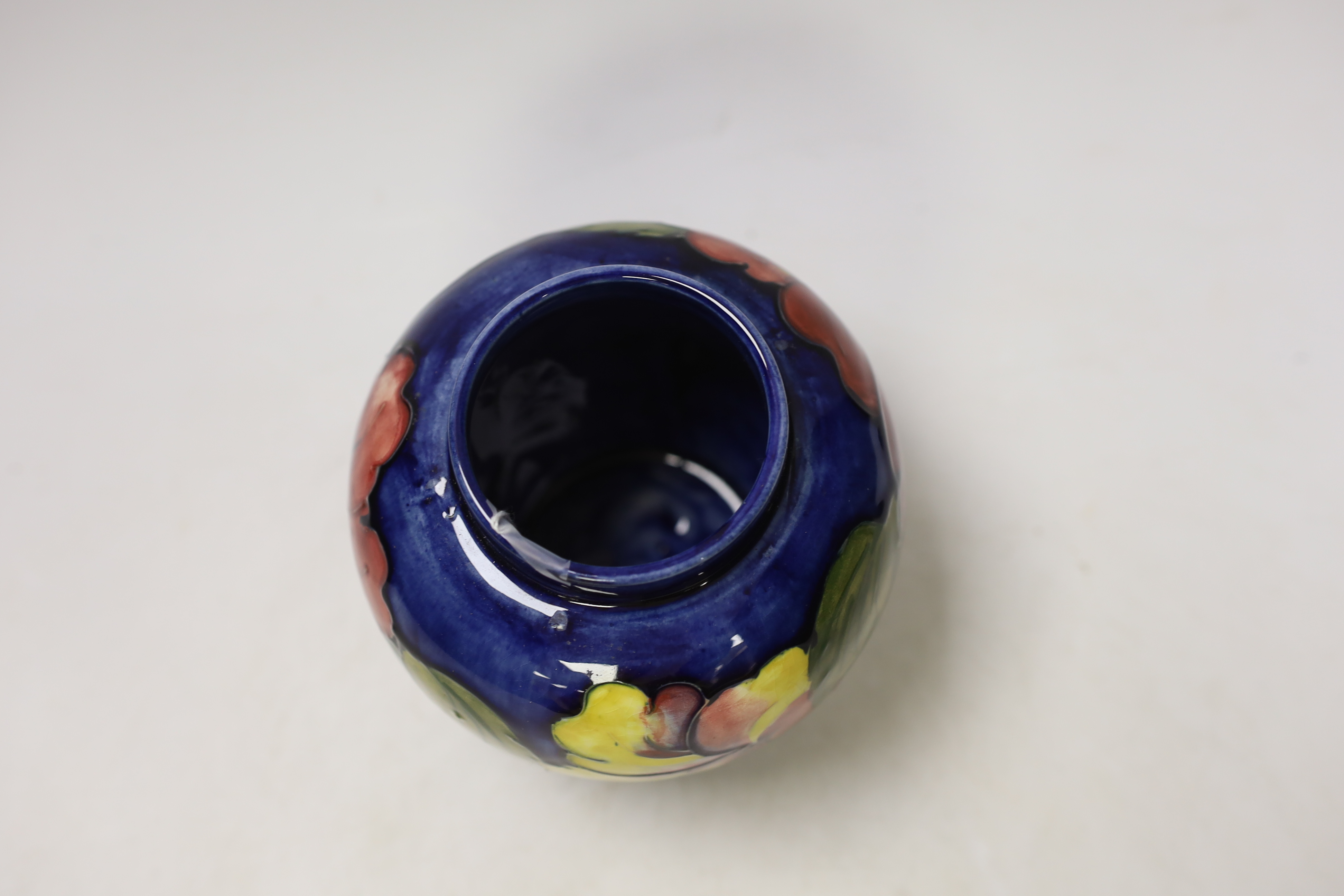 A Moorcroft Hibiscus jar and cover, 16cm - Image 4 of 5