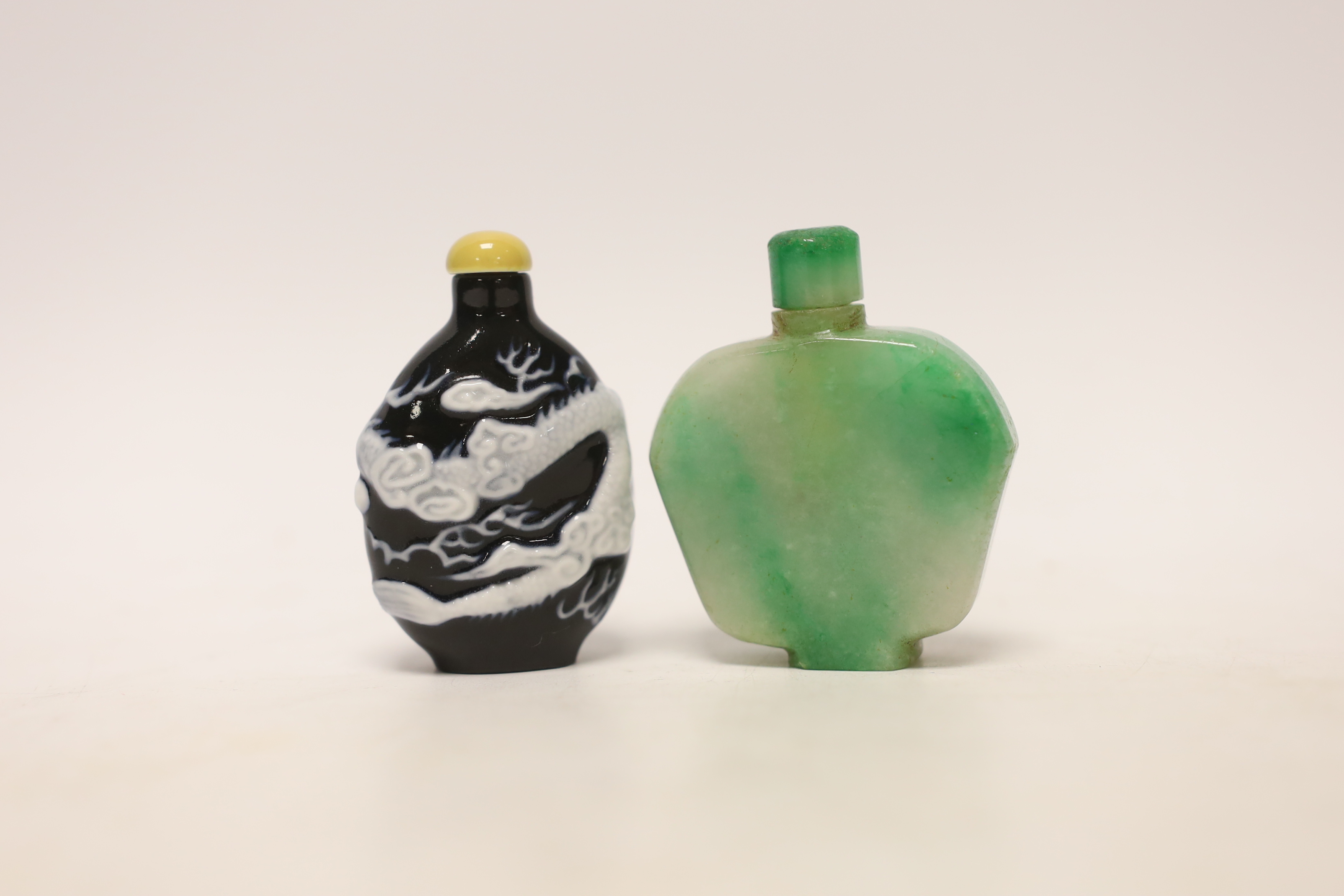 A Chinese jadeite snuff bottle and a slip decorated porcelain ‘dragon’ snuff bottle - Image 2 of 4