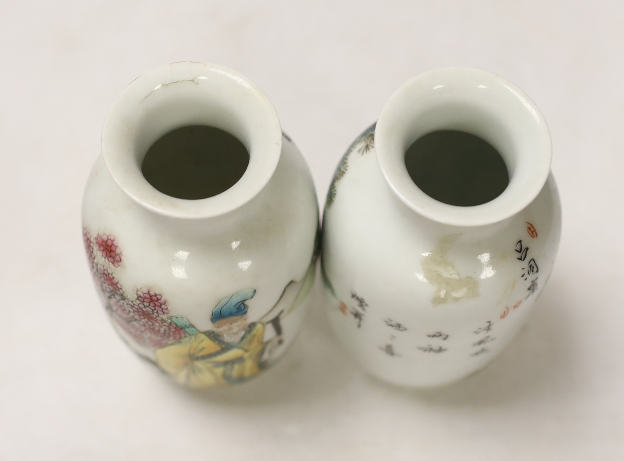 A pair of small Chinese famille verte vases, Qianlong marks but Republic period, depicting Lu - Bild 3 aus 4