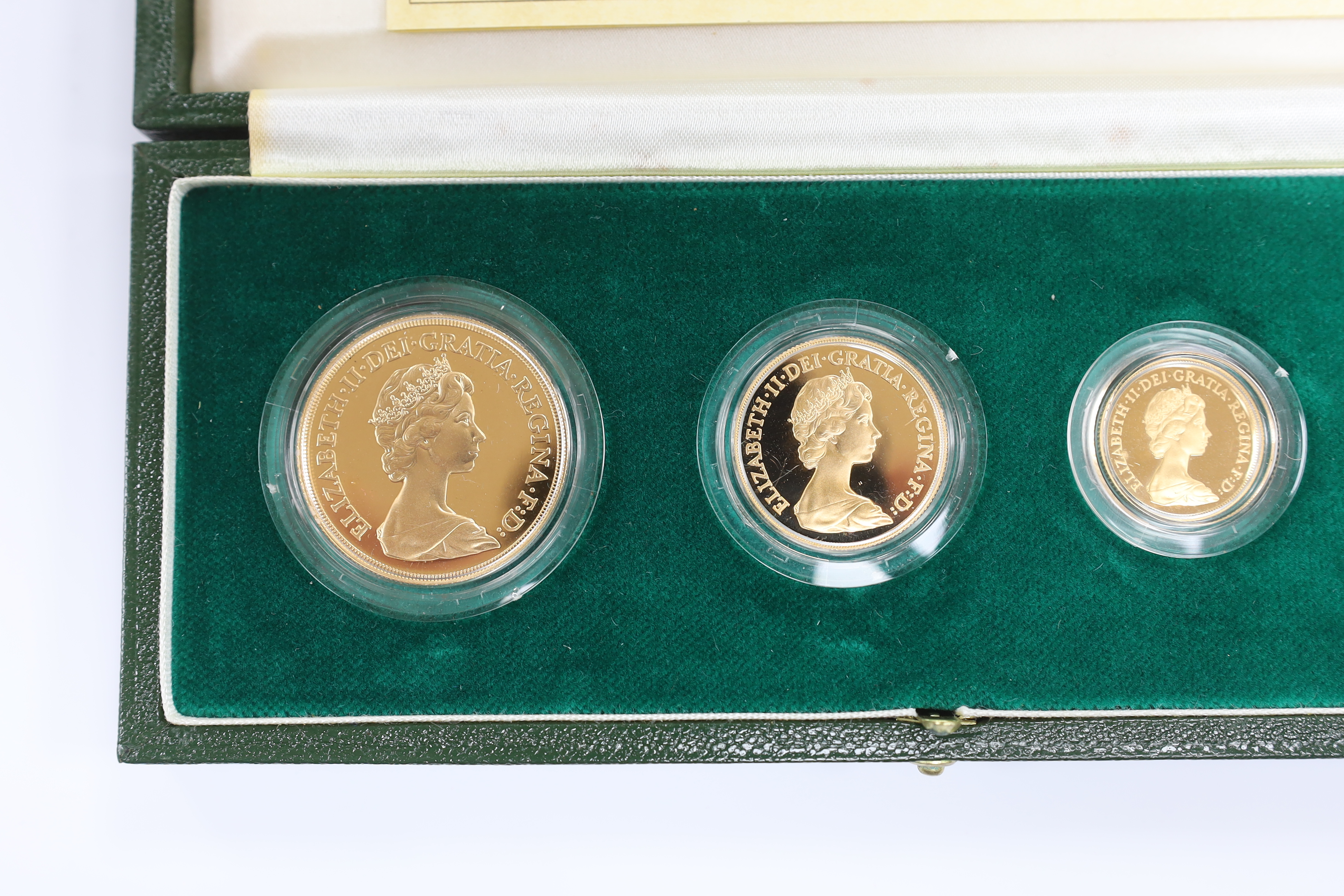 British gold coins - A Royal Mint UK QEII Gold Proof Set, 1980, comprising £5, £2, sovereign and - Image 2 of 3