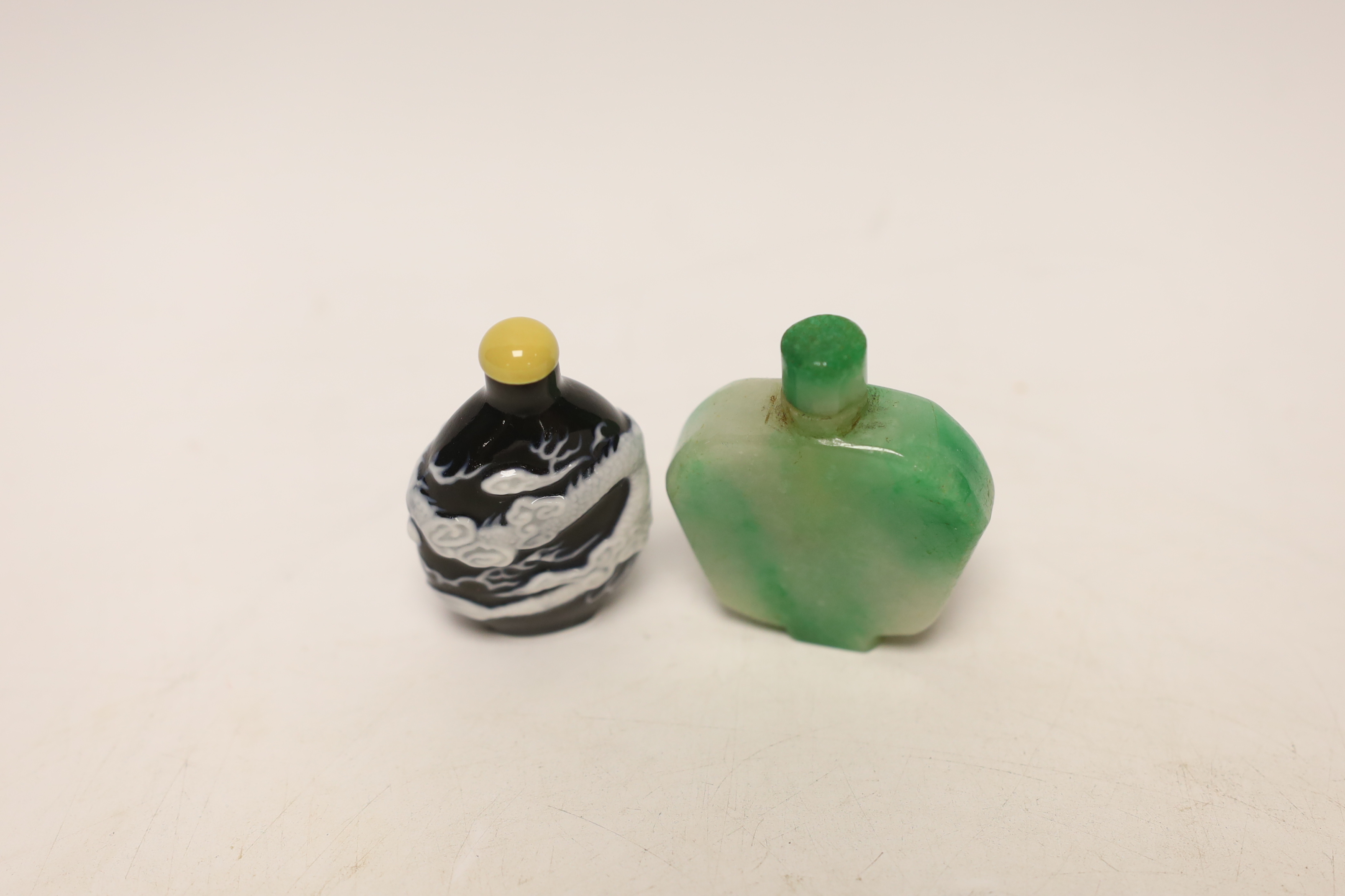 A Chinese jadeite snuff bottle and a slip decorated porcelain ‘dragon’ snuff bottle - Image 3 of 4