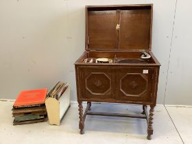 An oak cased Apollo gramophone, width 74cm, depth 50cm, height 84cm, with a small quantity of