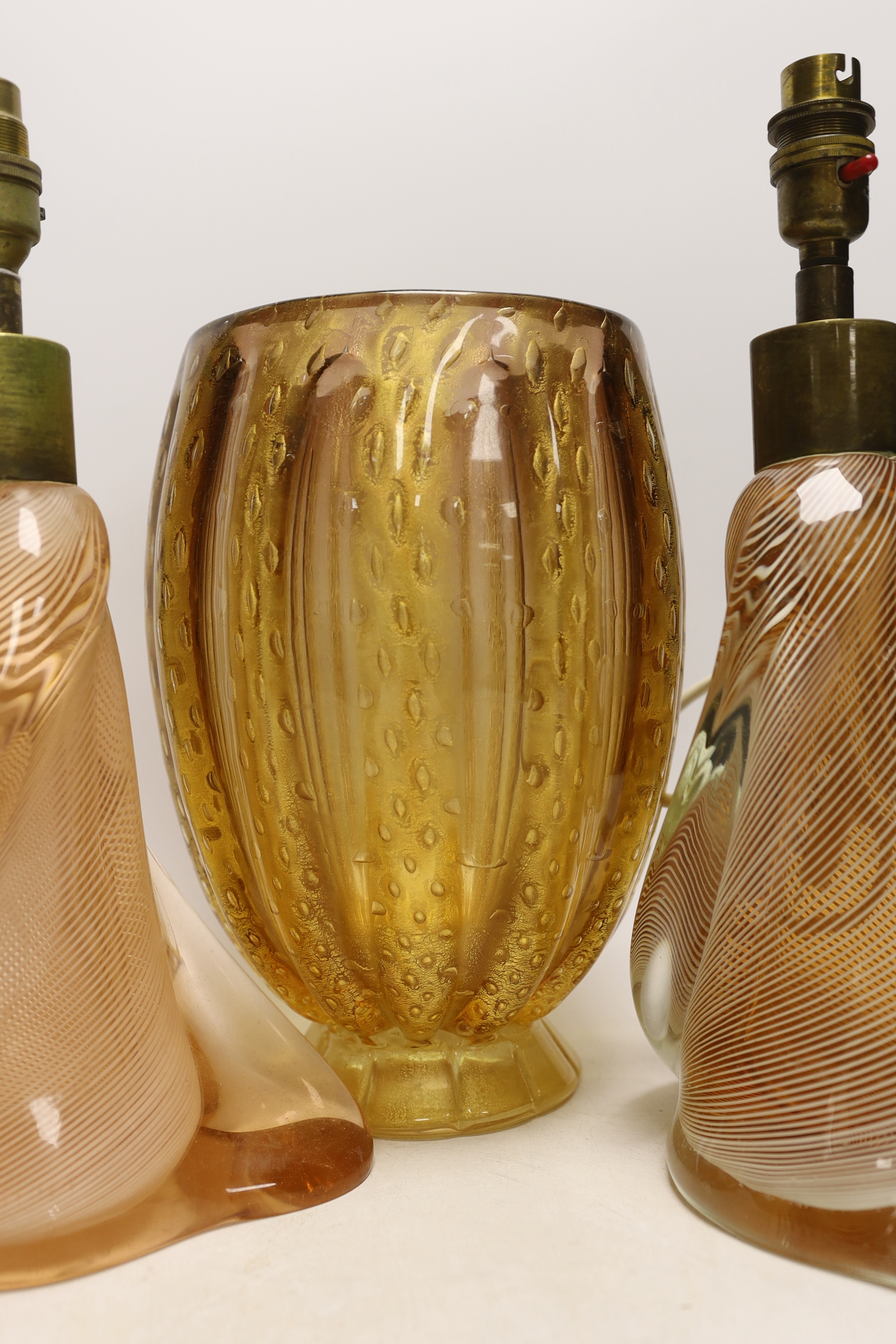 A glass gold flecked vase, a dish and a pair of lamps, largest 40cm - Image 4 of 5