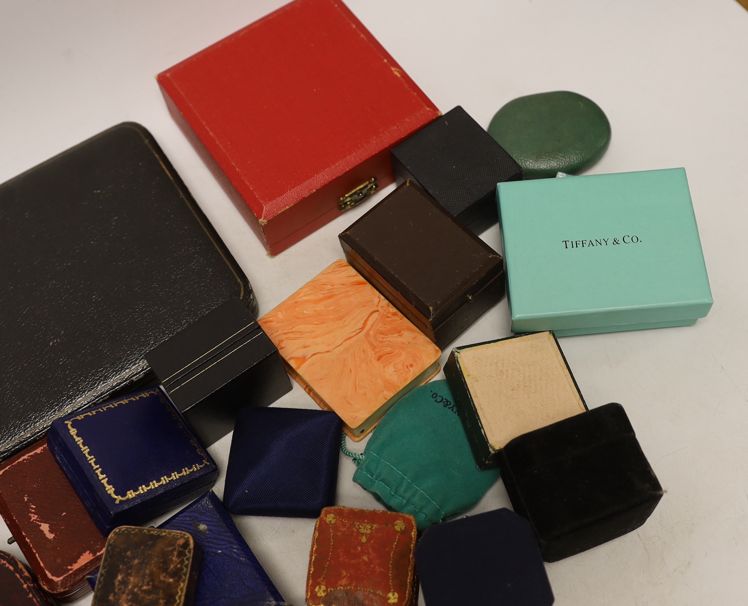 A quantity of assorted jewellery boxes, including Cartier and Richard Ogden double ring box. - Image 3 of 3