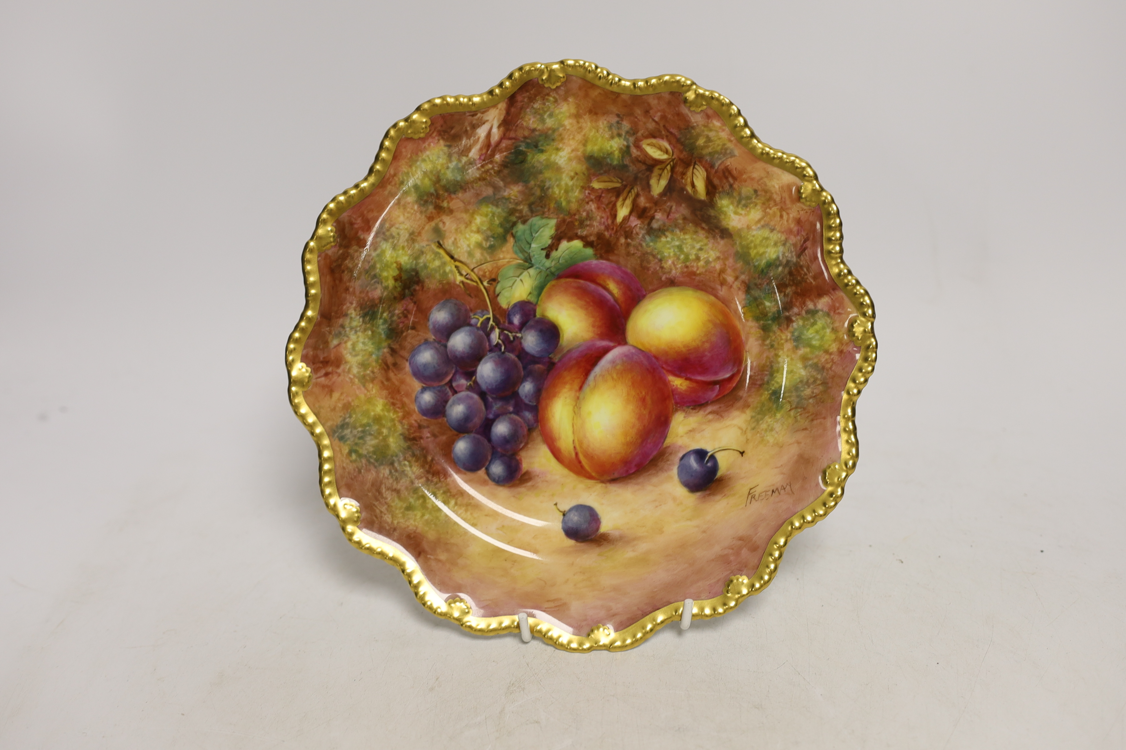 A pair of Royal Worcester fruit painted plates, post war, signed Freeman, 22.5cm - Image 5 of 7
