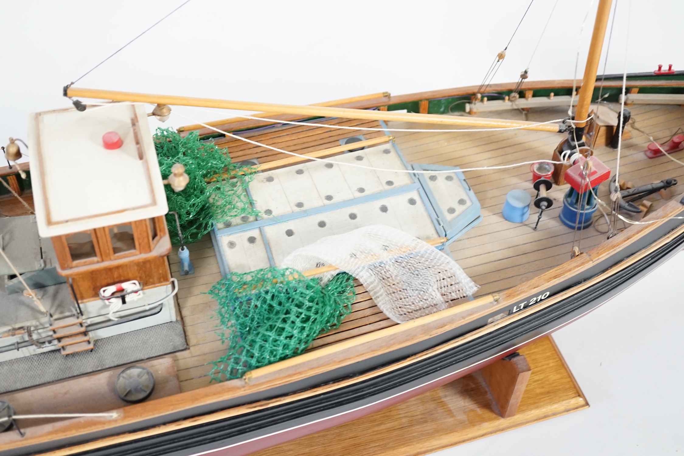 A kit-built Maxwell Hemmens pond yacht style live steam model of a herring drifter, LT210, 120cm - Image 5 of 10