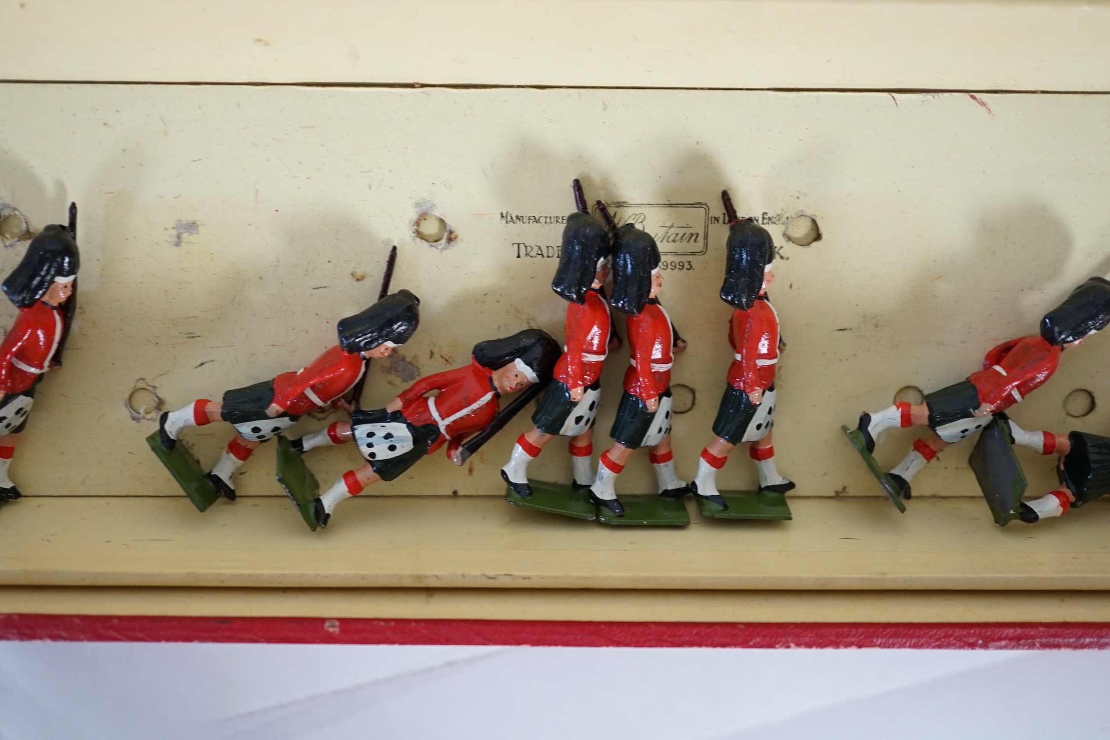 A Britains ‘Regiments Of All Nations’ series box of lead soldiers, including twelve Scottish - Bild 5 aus 7