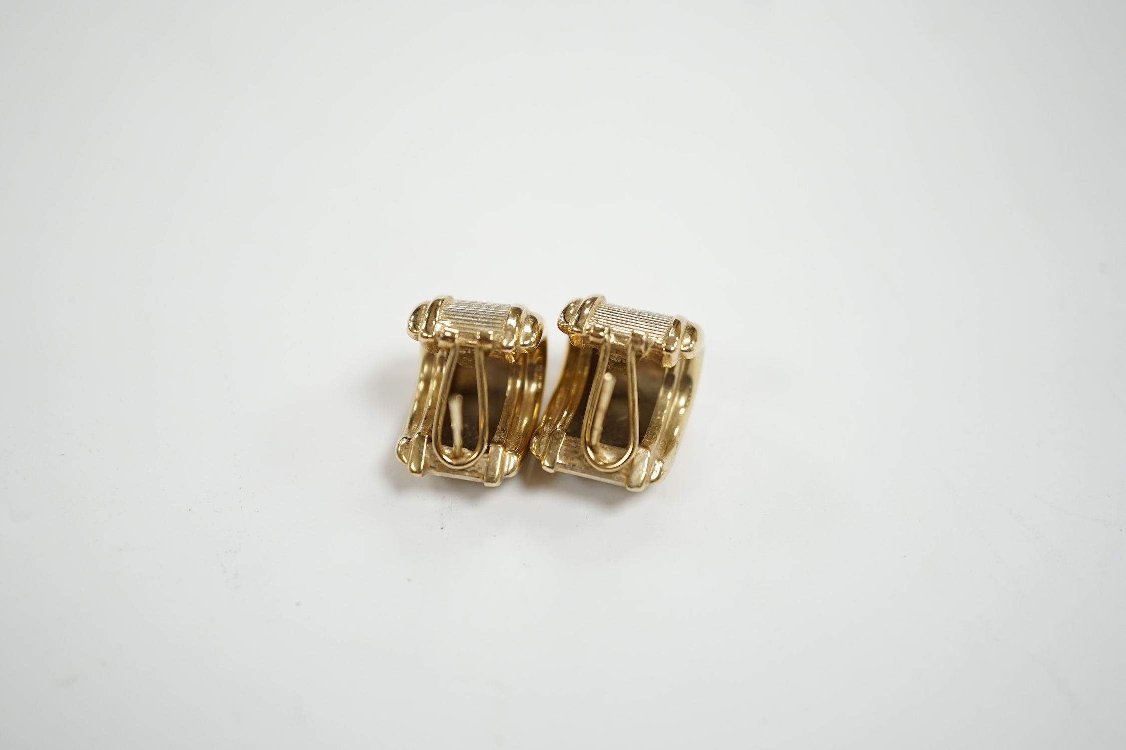 A modern pair of 375 earrings, with central textured band, 18mm, 4.9 grams. - Image 3 of 4