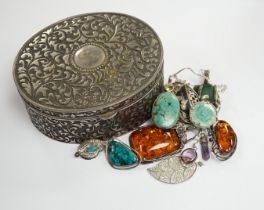 A quantity of assorted jewellery including Israeli 925 brooch, sterling agate pendant and large