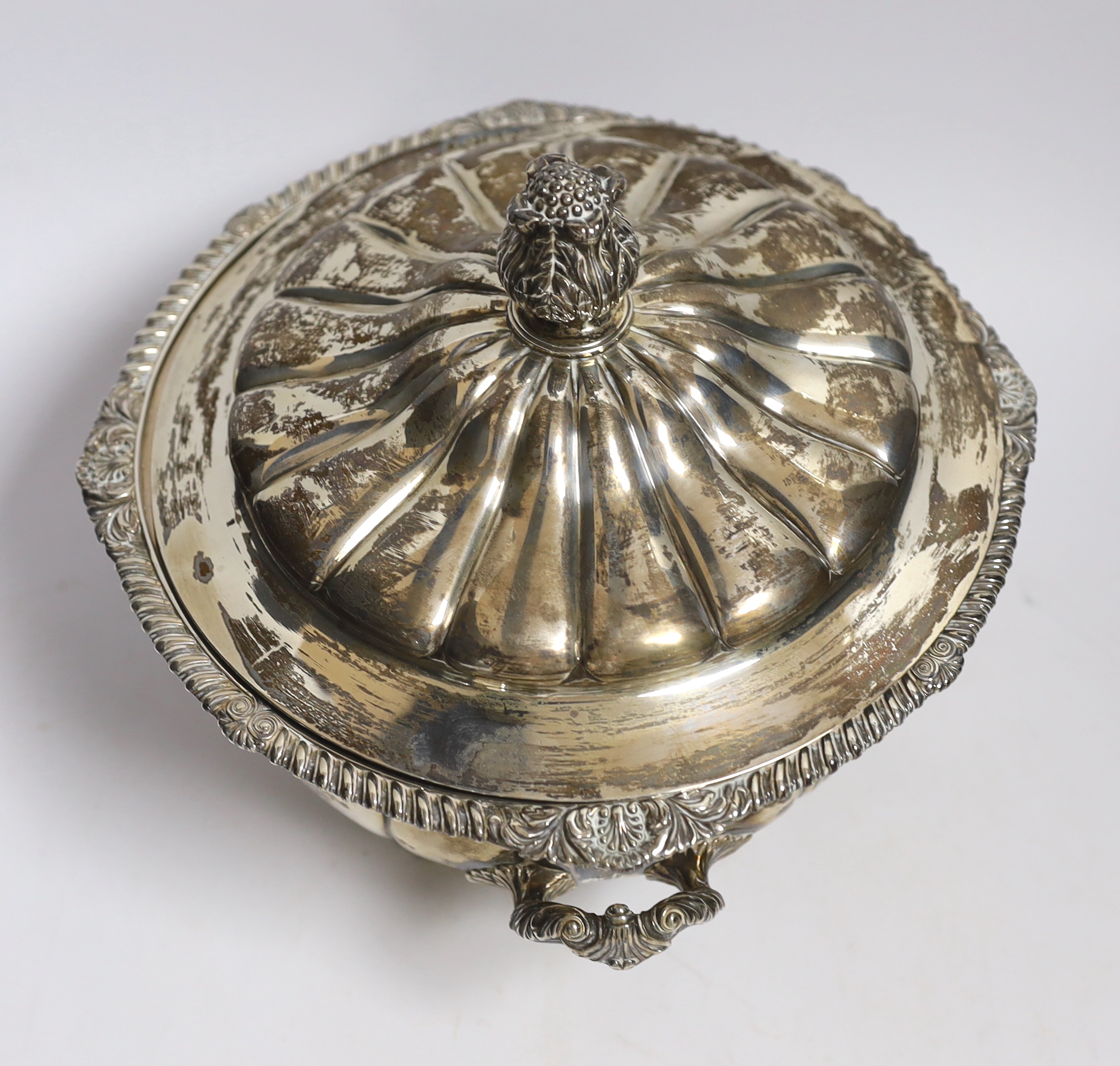 A George IV silver two handled vegetable tureen and cover, by Thomas Burwash, London, 1822 (marks on - Image 3 of 4