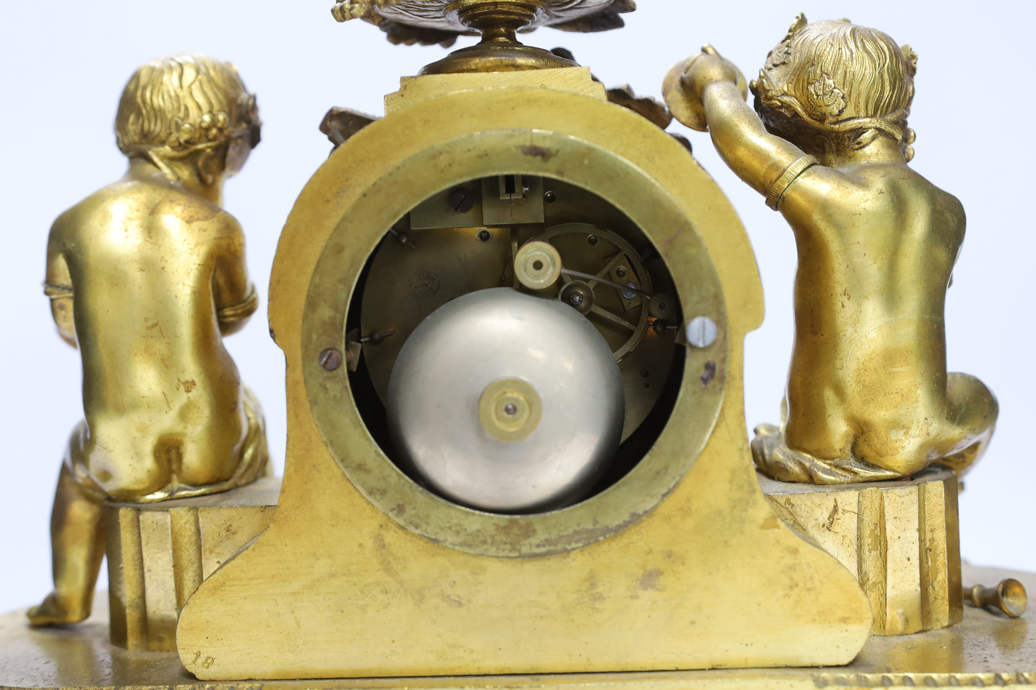 A late 19th century French ormolu mantel clock surmounted with cherubs, 31cm - Image 3 of 4