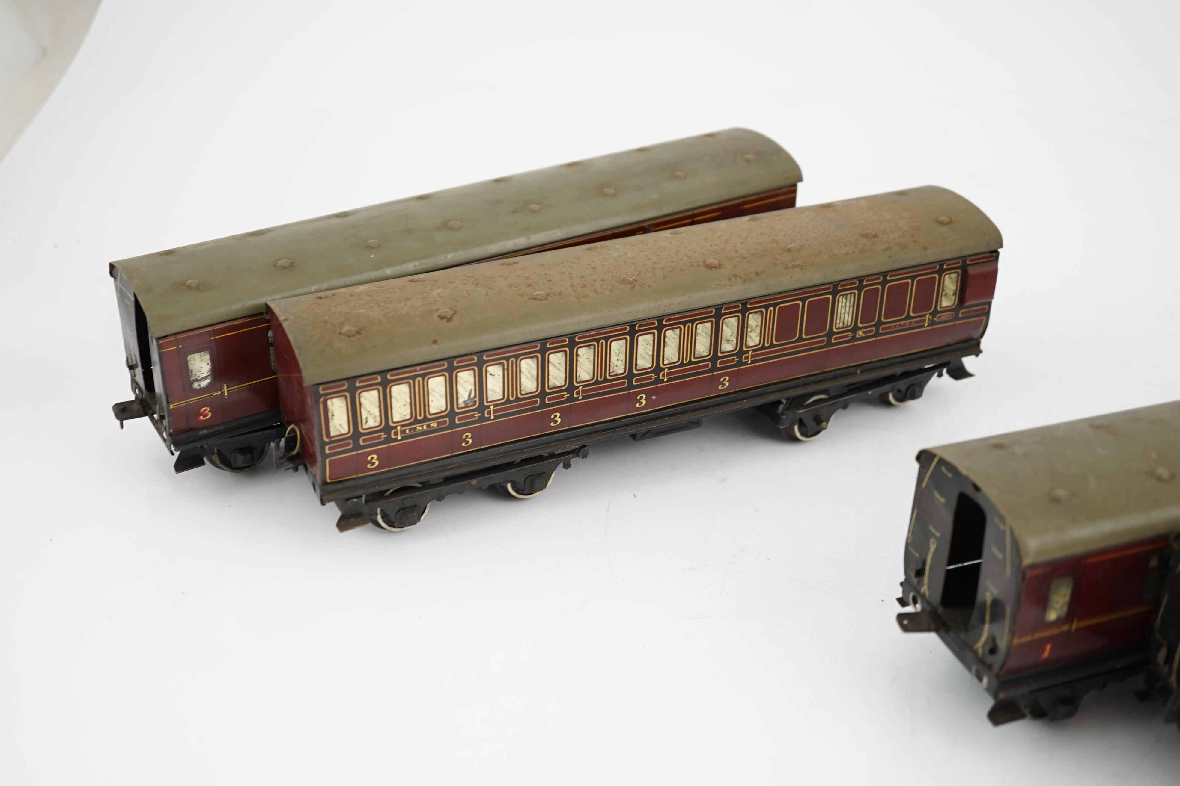 Five Hornby 0 gauge tinplate No.2 coaches in LMS livery - Image 4 of 10