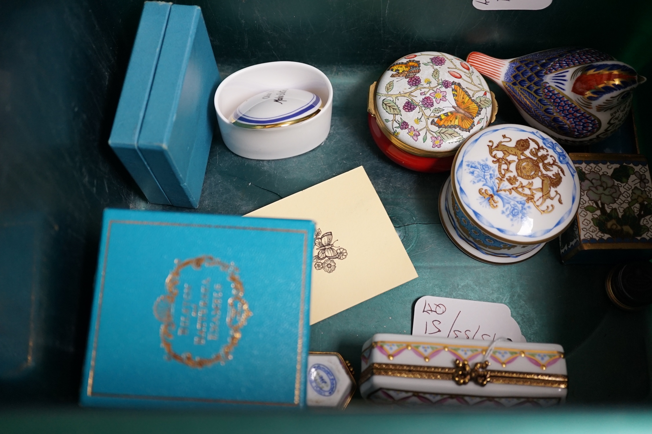 A collection of curios to include Halcyon Days, Bilston and Limoges enamel boxes, a Chinese - Image 3 of 4