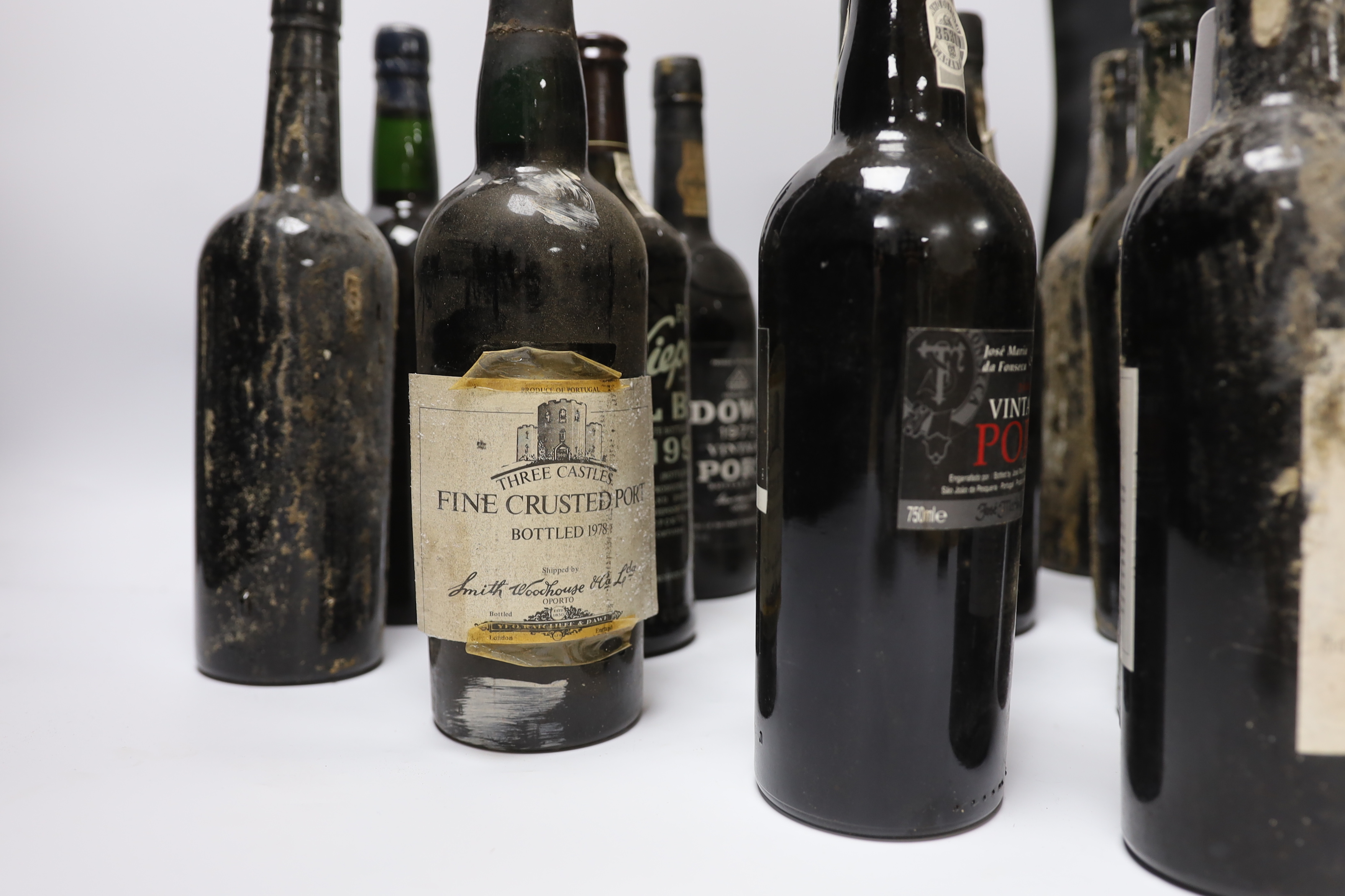 Thirteen various bottles of port, including a bottle of Dow’s 1975 vintage port - Image 2 of 4