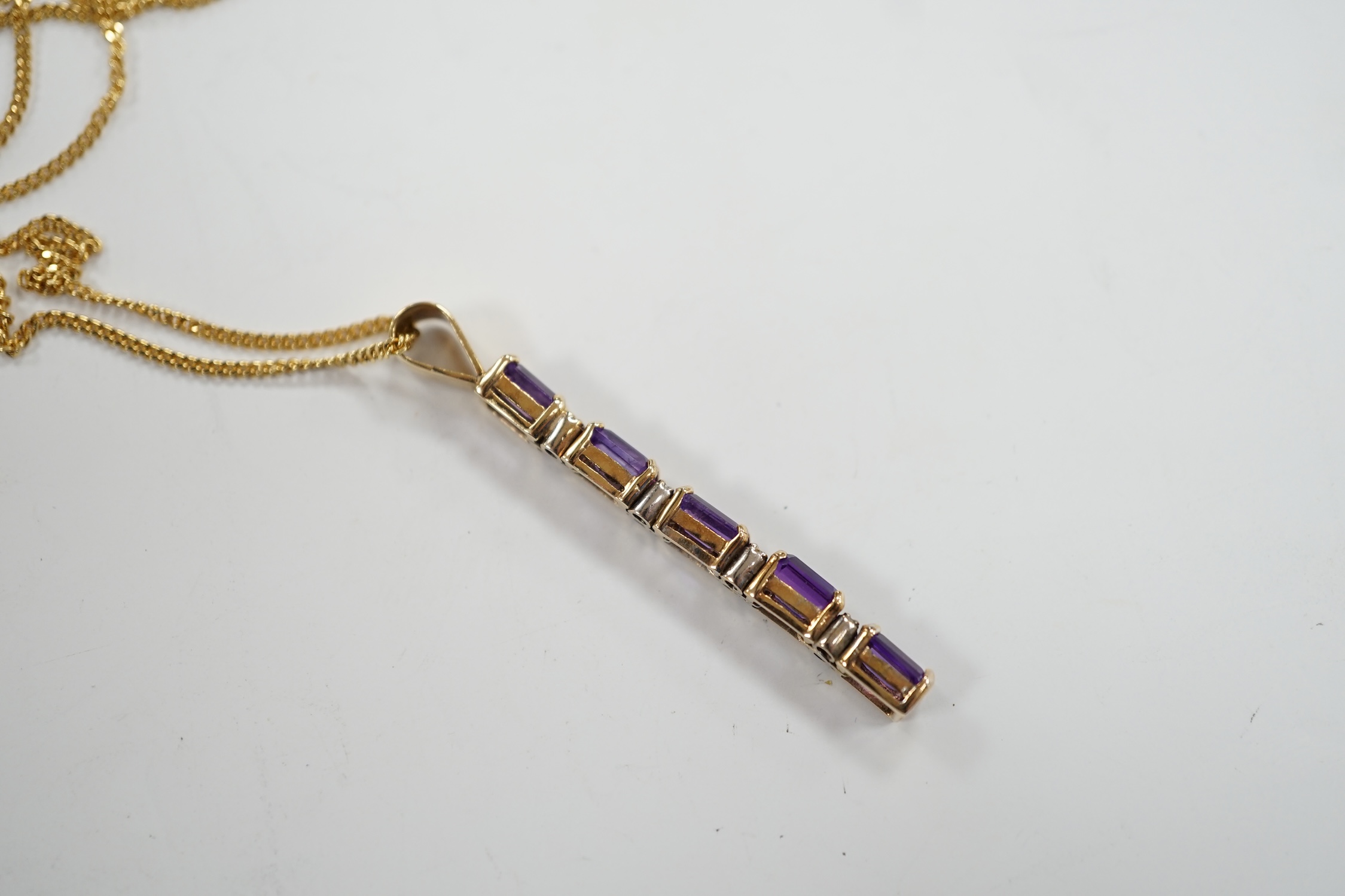 A modern yellow metal, amethyst and diamond chip set line pendant, 47mm, on an 18ct gold fine link - Bild 3 aus 4