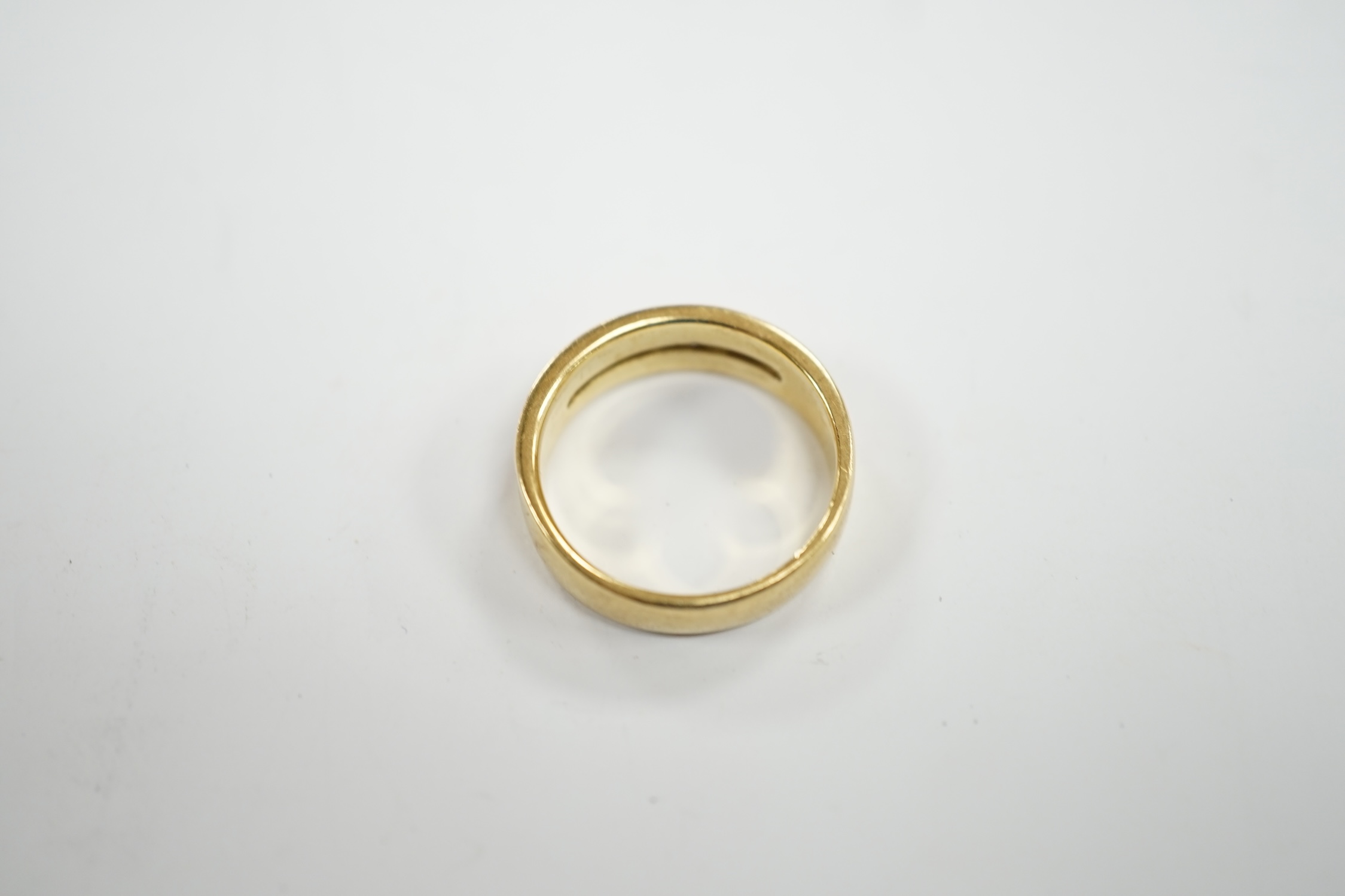 A modern 18ct gold and five stone diamond set half hoop ring, size O, gross weight 6.2 grams. - Image 4 of 5