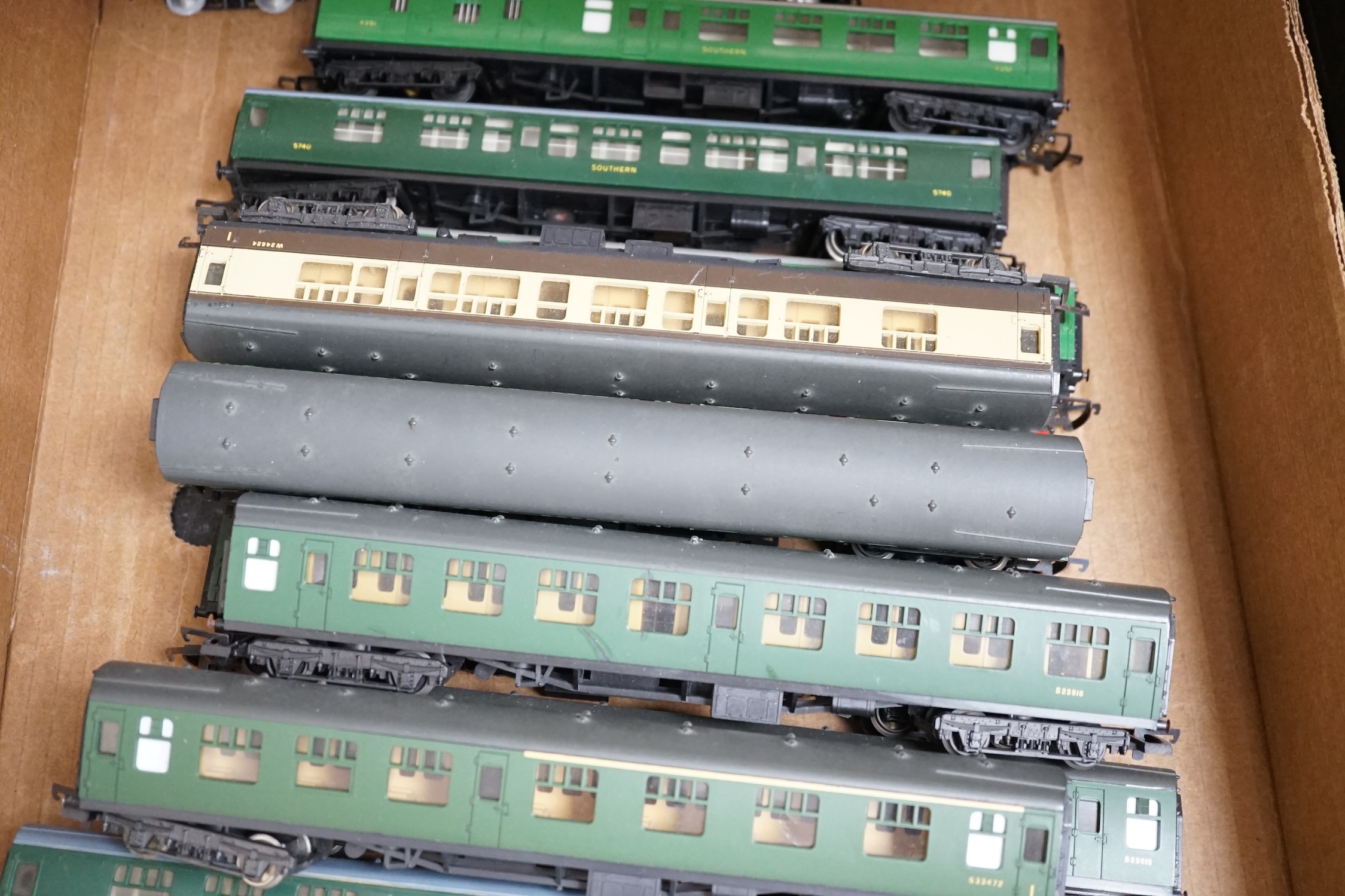 Sixteen 00 gauge model railway items by Hornby, Lima, etc. including a BR West Country Class 4-6- - Image 8 of 11