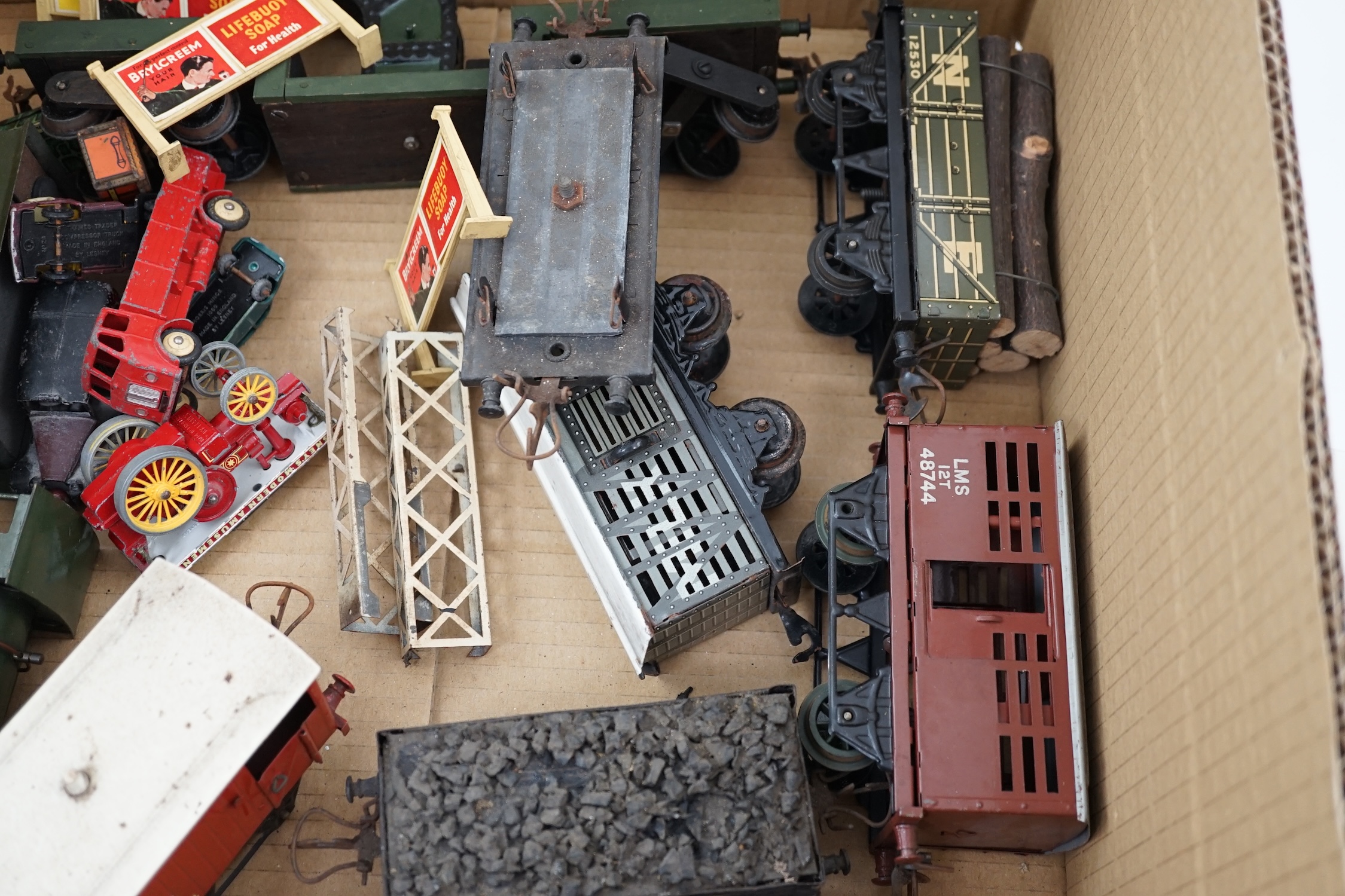 Fourteen 0 gauge tinplate etc. railway items, including three clockwork locomotives; an LSWR 4-4-0 - Bild 18 aus 20