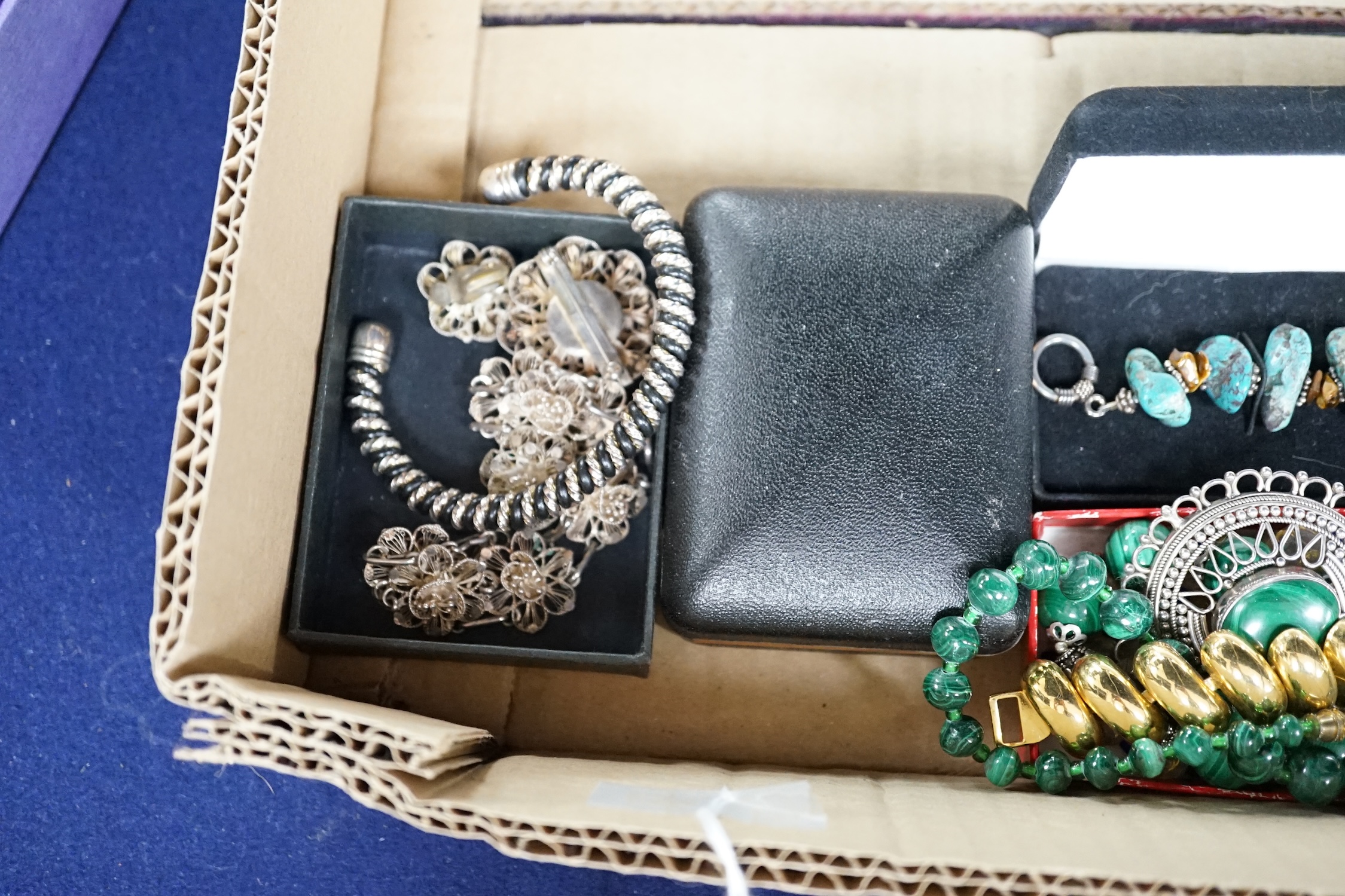 A quantity of assorted jewellery including 925 and costume and other items including a modern silver - Image 5 of 5