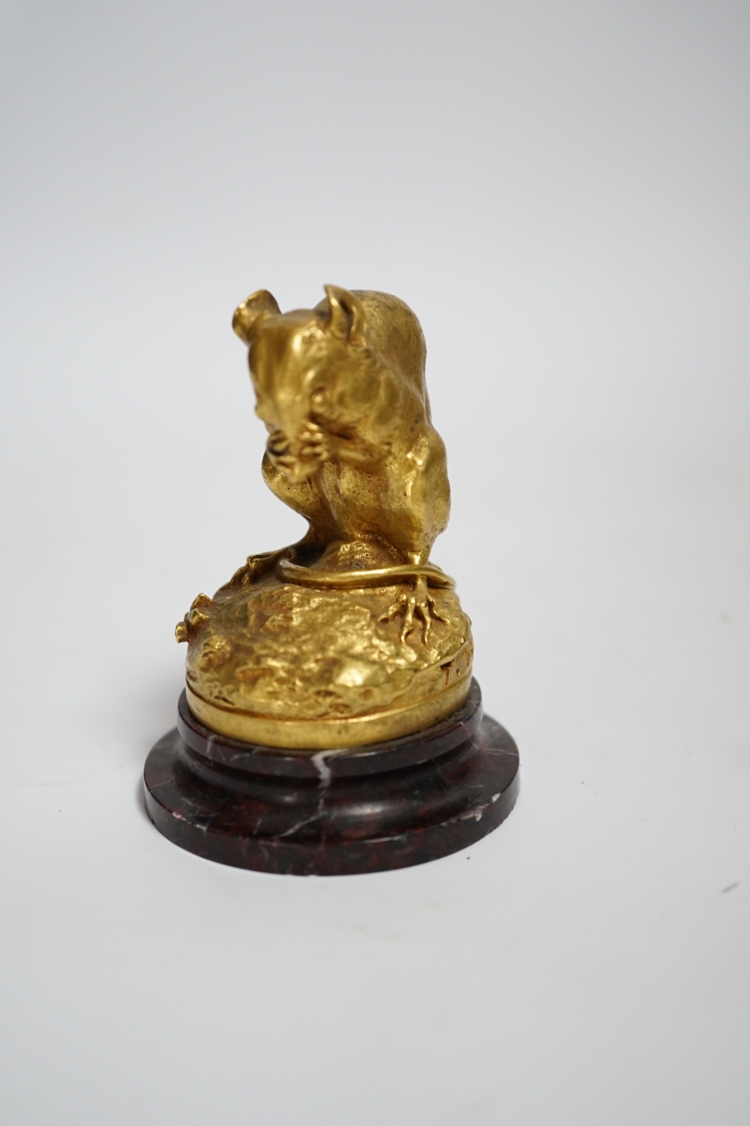 After Theophile Hingre, a small gilt bronze model of a mouse, raised on marble base, 8cm high - Bild 2 aus 4