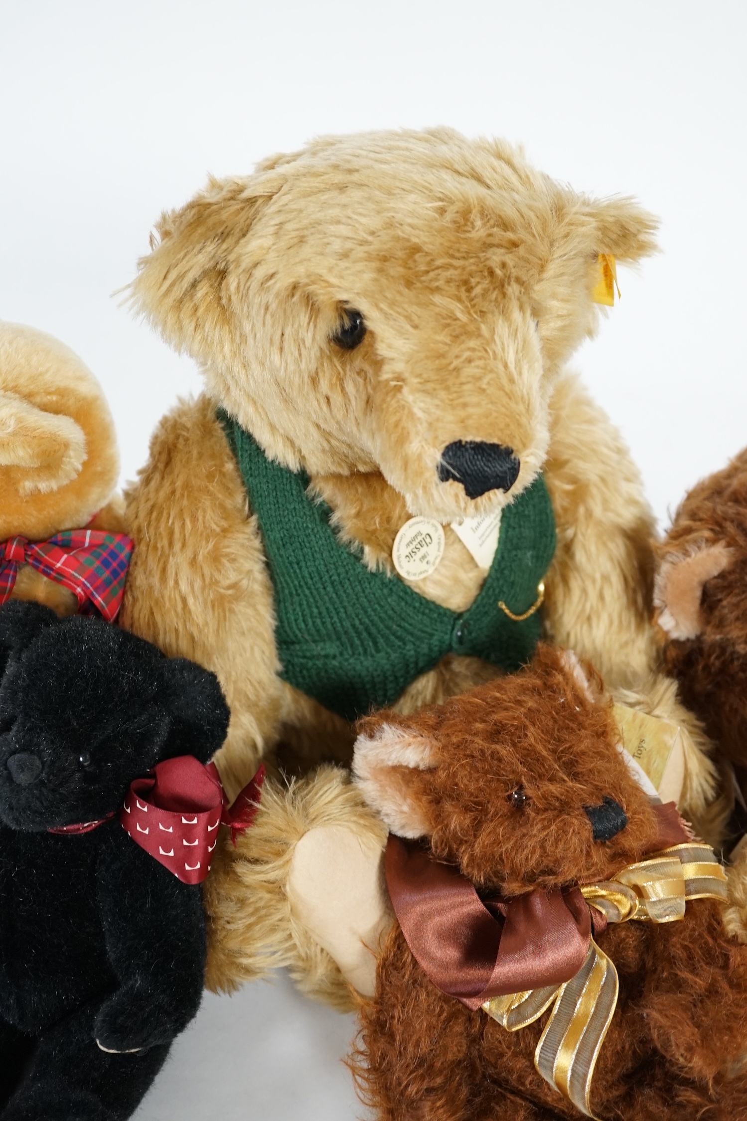 A large 1906 Steiff orange label, two Merrythought John Lewis bears, a black Merrythought bear, an - Bild 4 aus 5