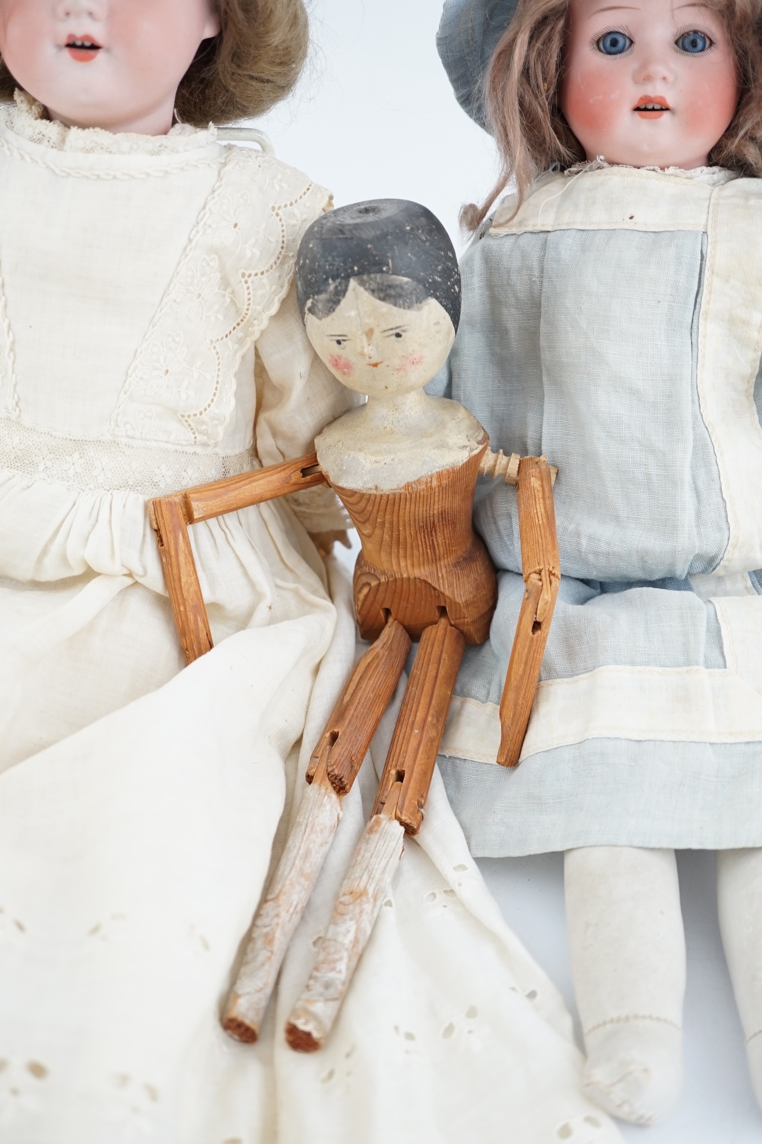An AM390, 46cm, a Heubach shoulder plate, 34cm, together with wooden doll, 30cm - Bild 9 aus 14