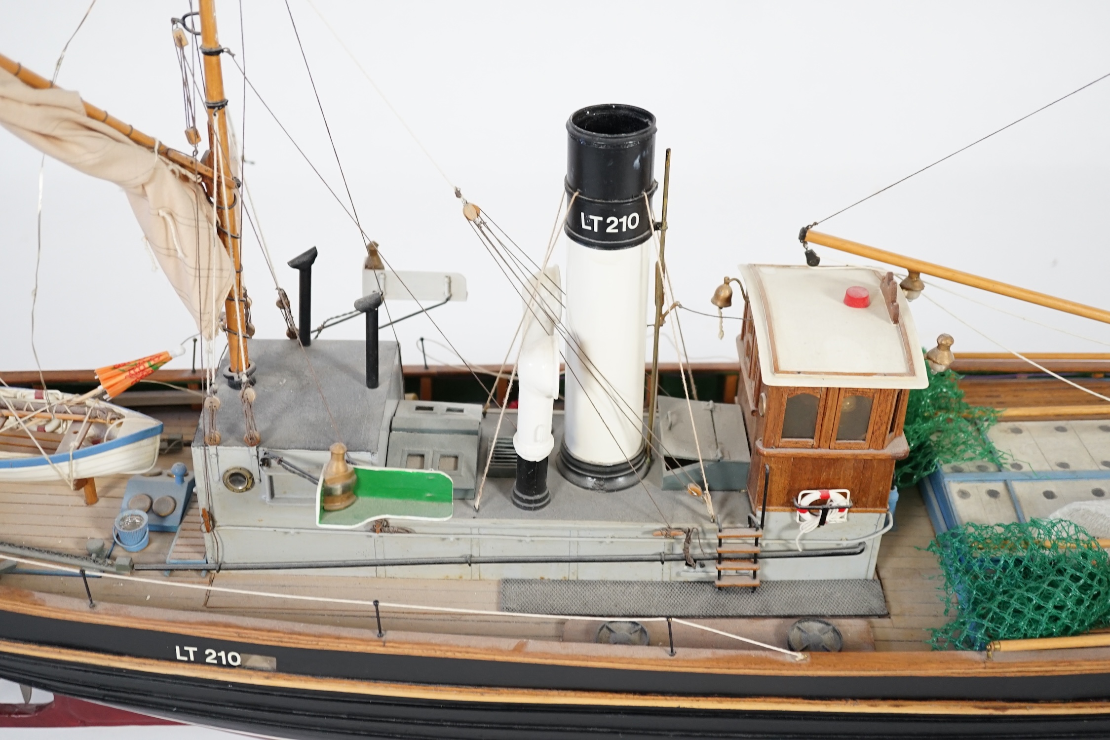A kit-built Maxwell Hemmens pond yacht style live steam model of a herring drifter, LT210, 120cm - Image 4 of 10