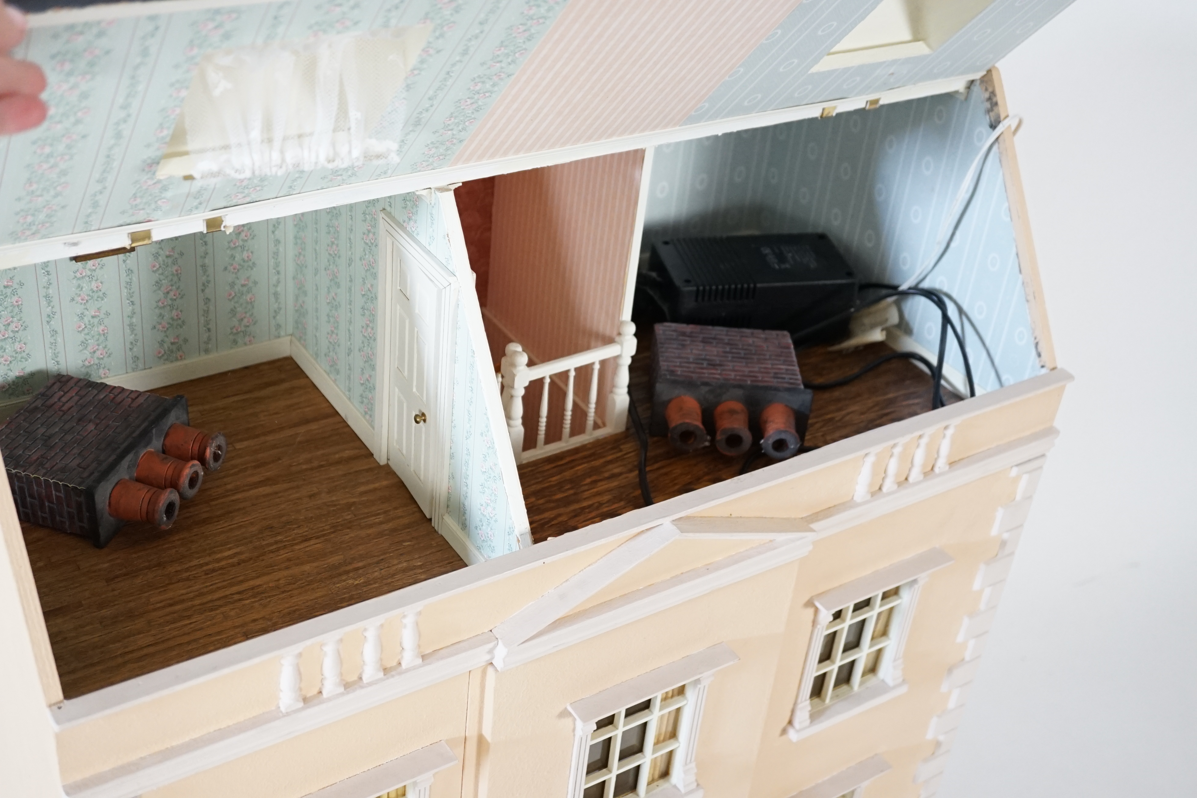 A large modern Georgian style dolls house and extensive contents, with eight fully decorated rooms - Bild 3 aus 15