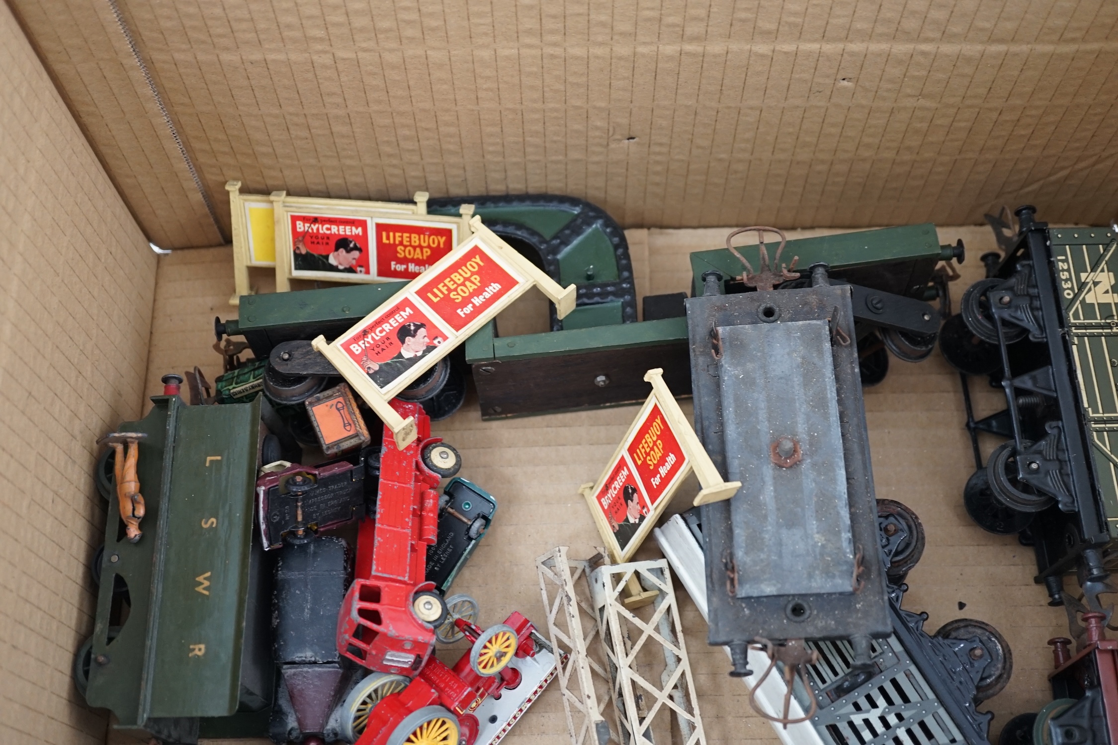 Fourteen 0 gauge tinplate etc. railway items, including three clockwork locomotives; an LSWR 4-4-0 - Image 16 of 20