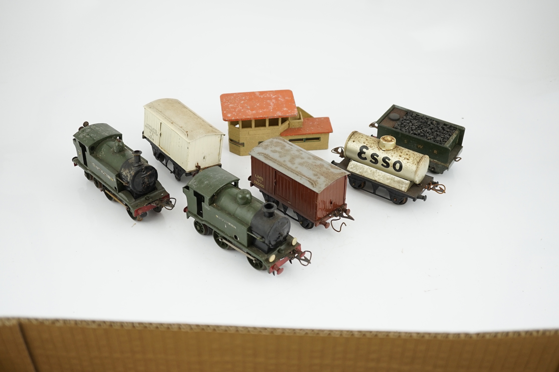Fourteen 0 gauge tinplate etc. railway items, including three clockwork locomotives; an LSWR 4-4-0 - Bild 12 aus 20
