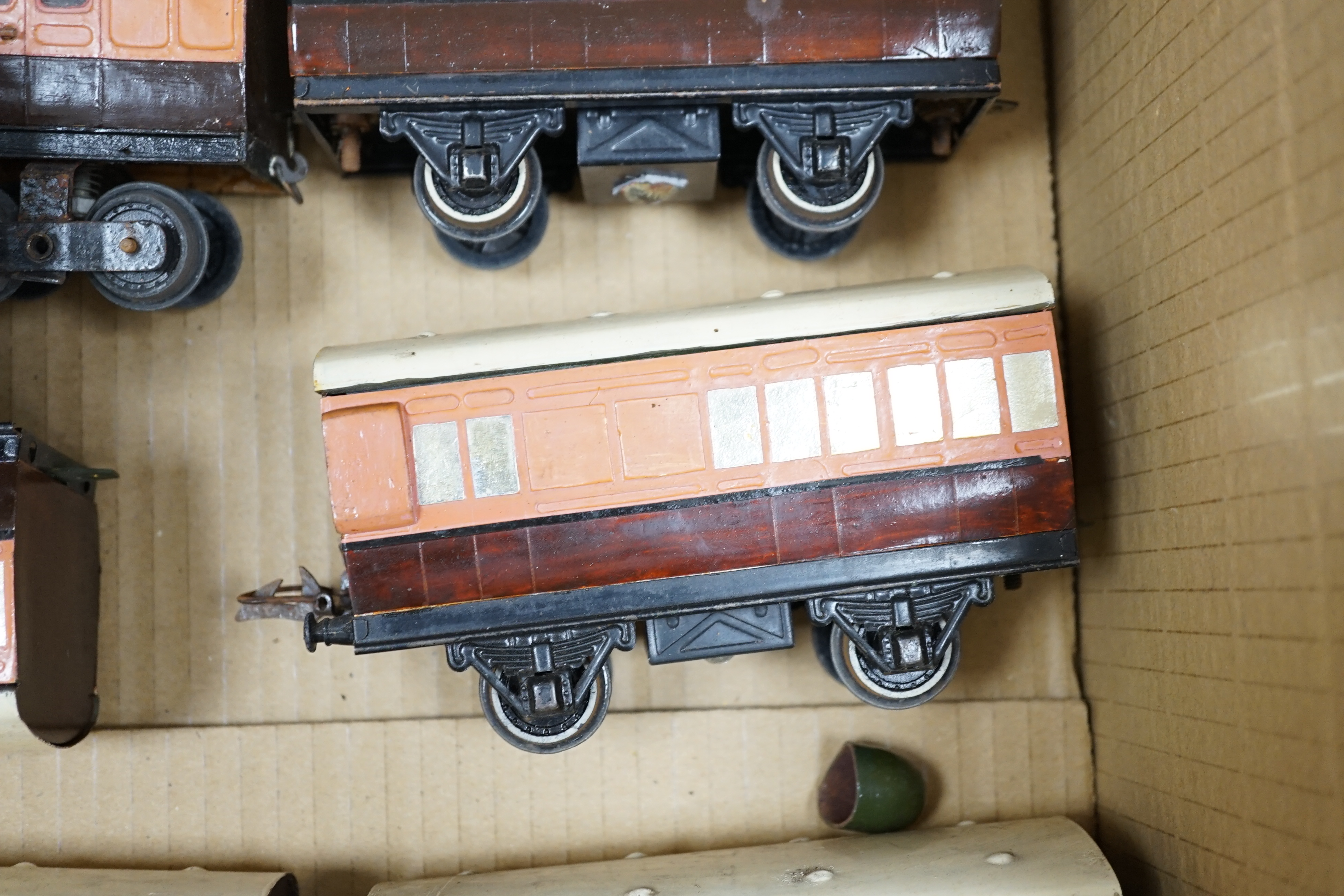 Fifteen tinplate 0 gauge railway items, including three clockwork locomotives; an LSWR 0-4-2 - Image 6 of 12