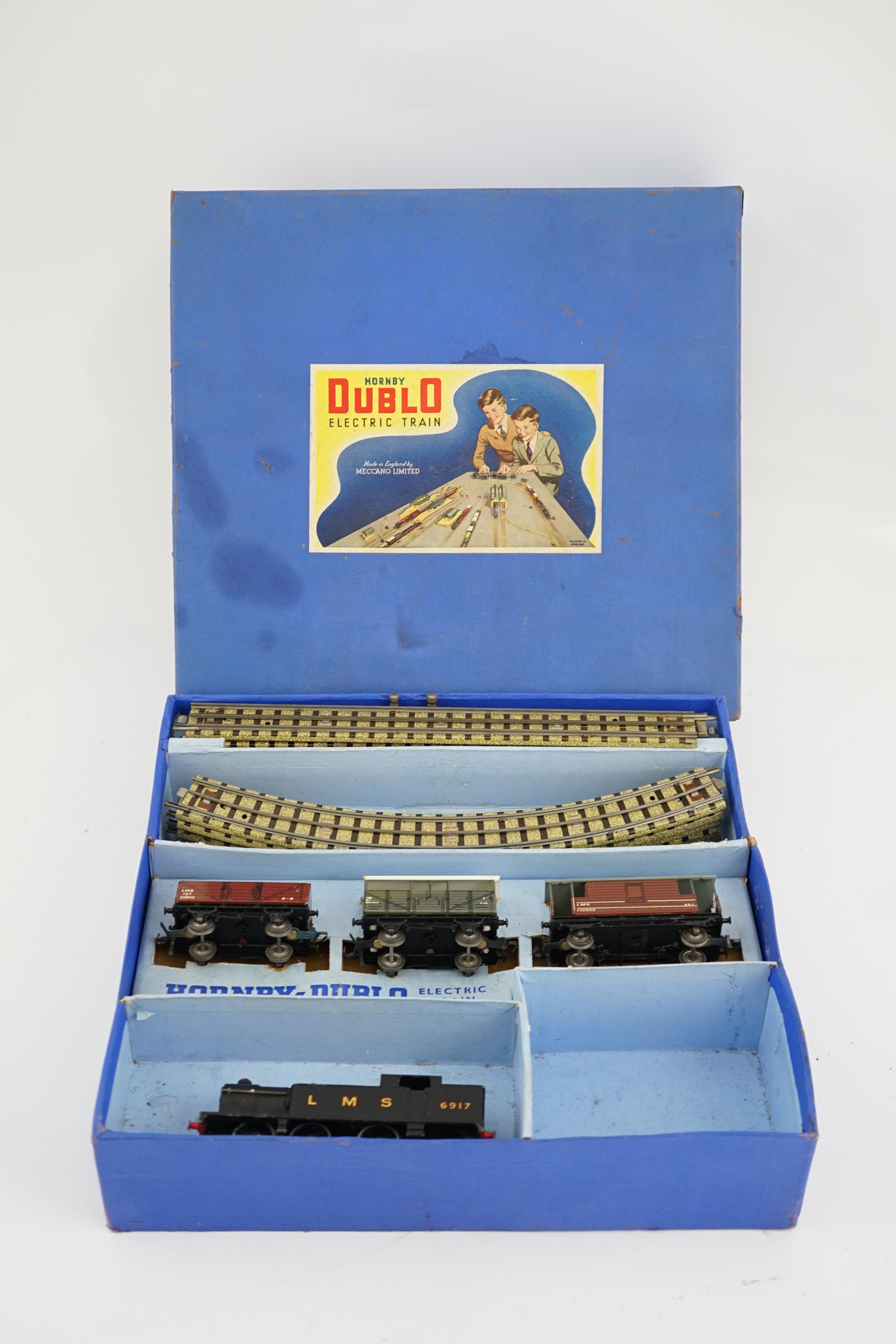 A collection of Hornby Dublo railway for 3-rail running, including; a boxed EDG7 Tank Goods Train - Bild 2 aus 22