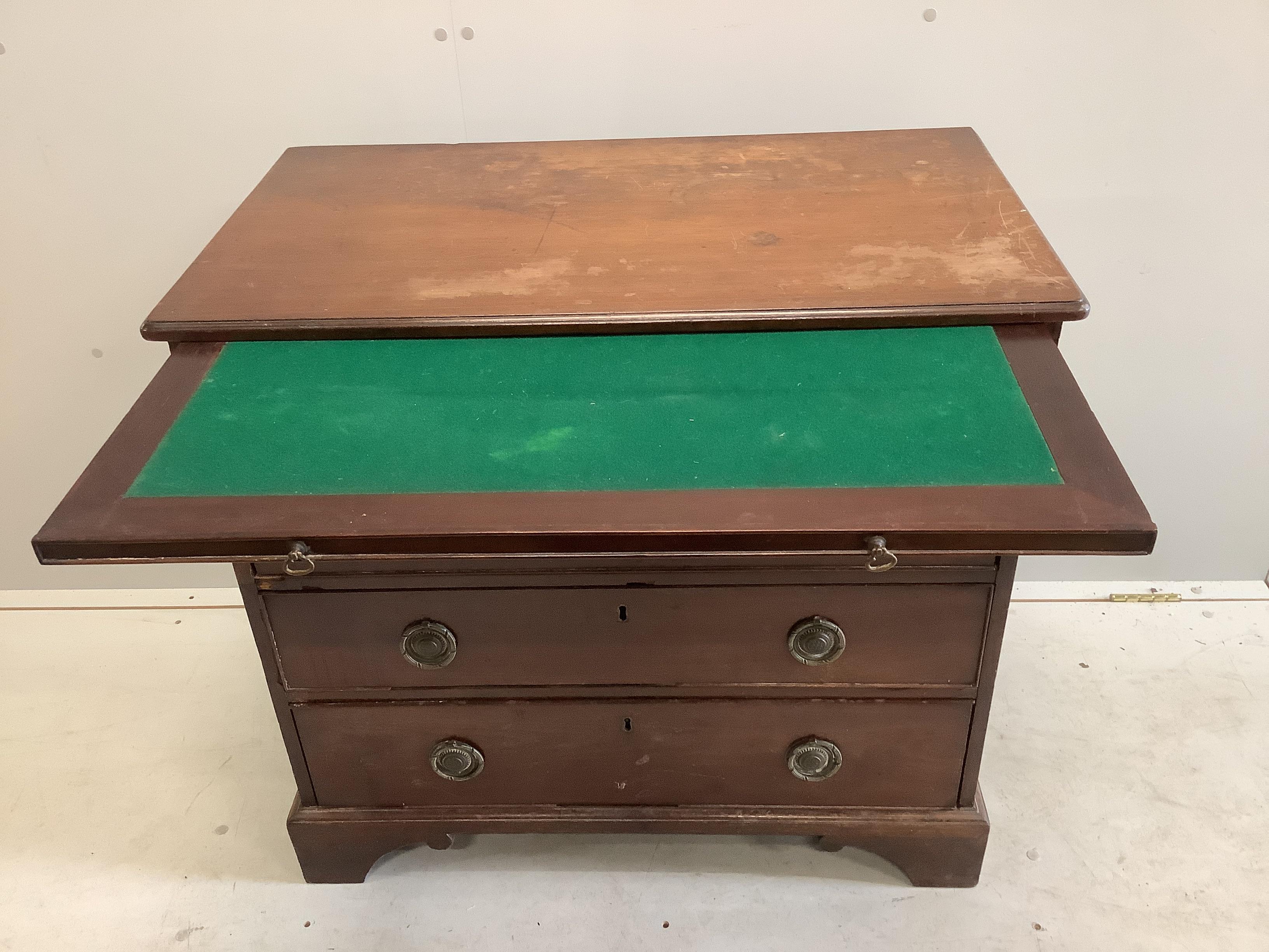 A small early 19th century four drawer mahogany chest with brushing slide, width 83cm, depth 47cm, - Bild 3 aus 3