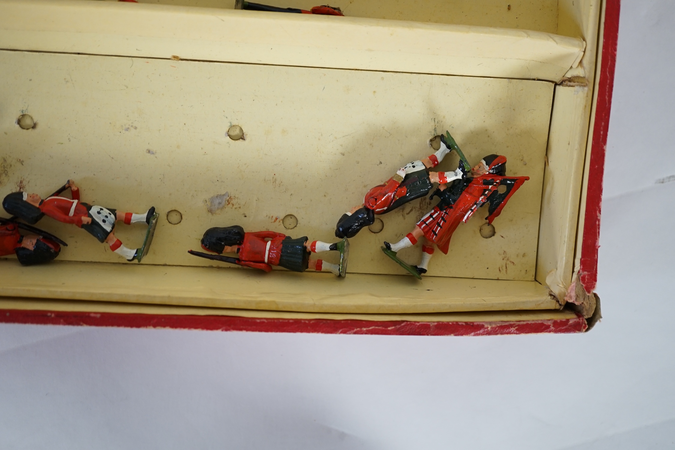 A Britains ‘Regiments Of All Nations’ series box of lead soldiers, including twelve Scottish - Bild 7 aus 7