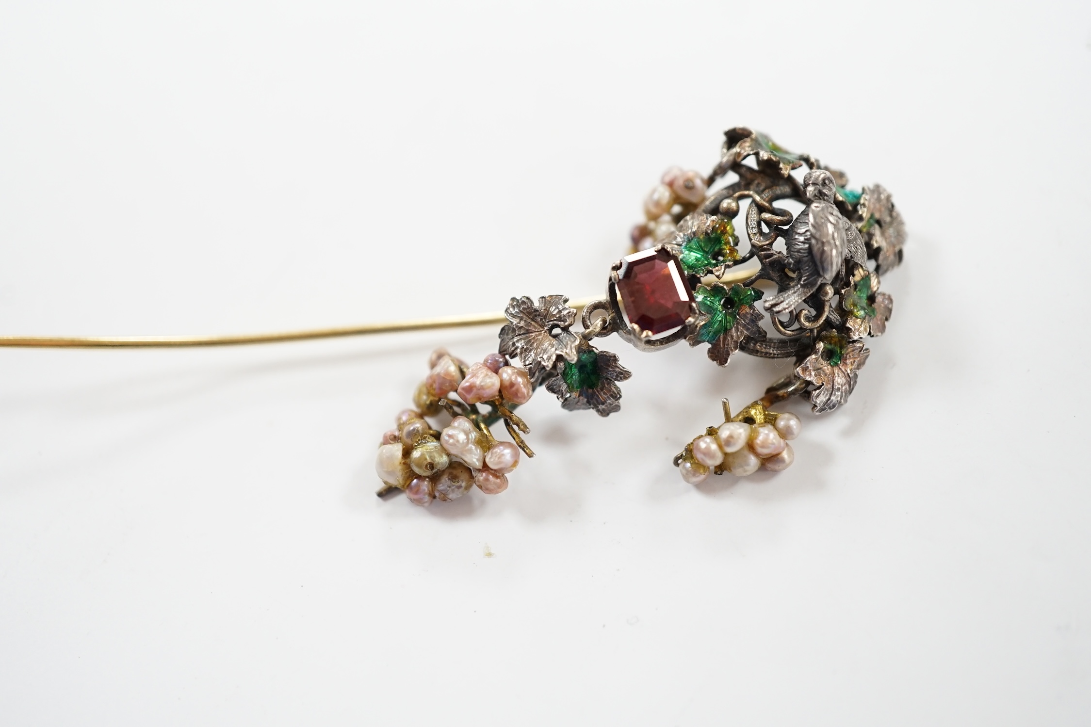 A 19th century Austro-Hungarian white metal garnet, enamel and seed baroque pearl set stick pin ( - Image 4 of 5