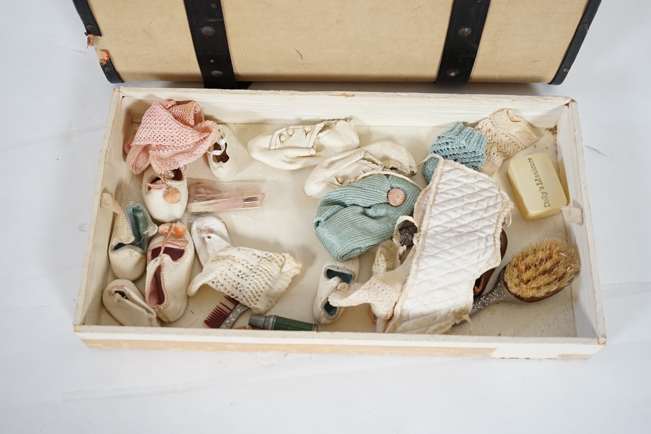 A doll's trunk with assorted vintage clothes, shoes and doll's accessories - Image 2 of 6