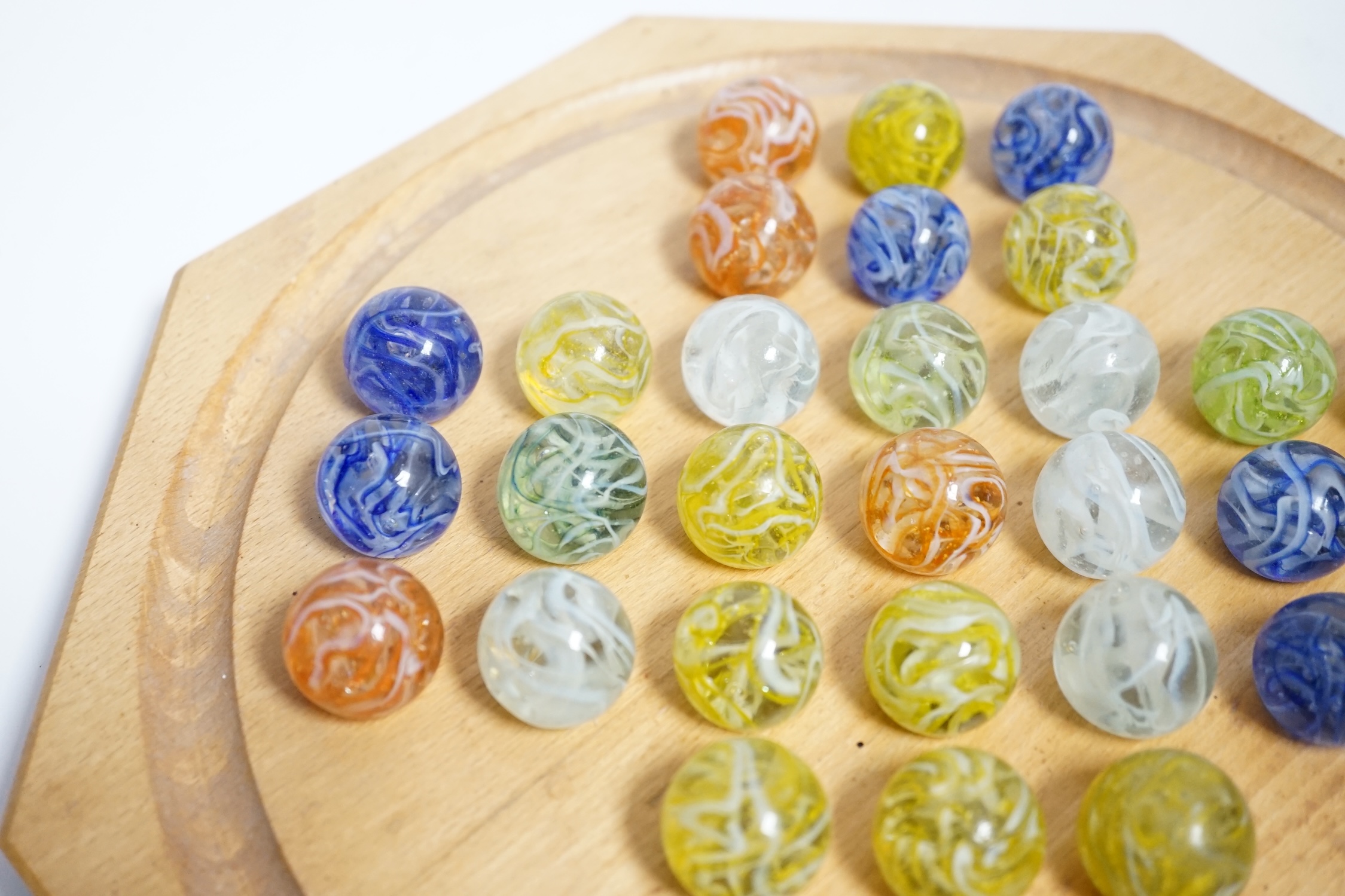 A turned wood solitaire board with multi-coloured glass marbles, 27cm wide - Bild 4 aus 4