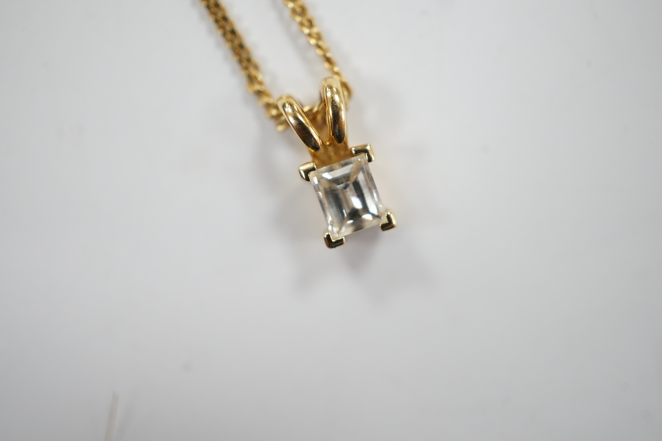 A modern 18ct gold and single stone fancy rectangular cut diamond set pendant, 9mm, on an 18ct - Bild 2 aus 4