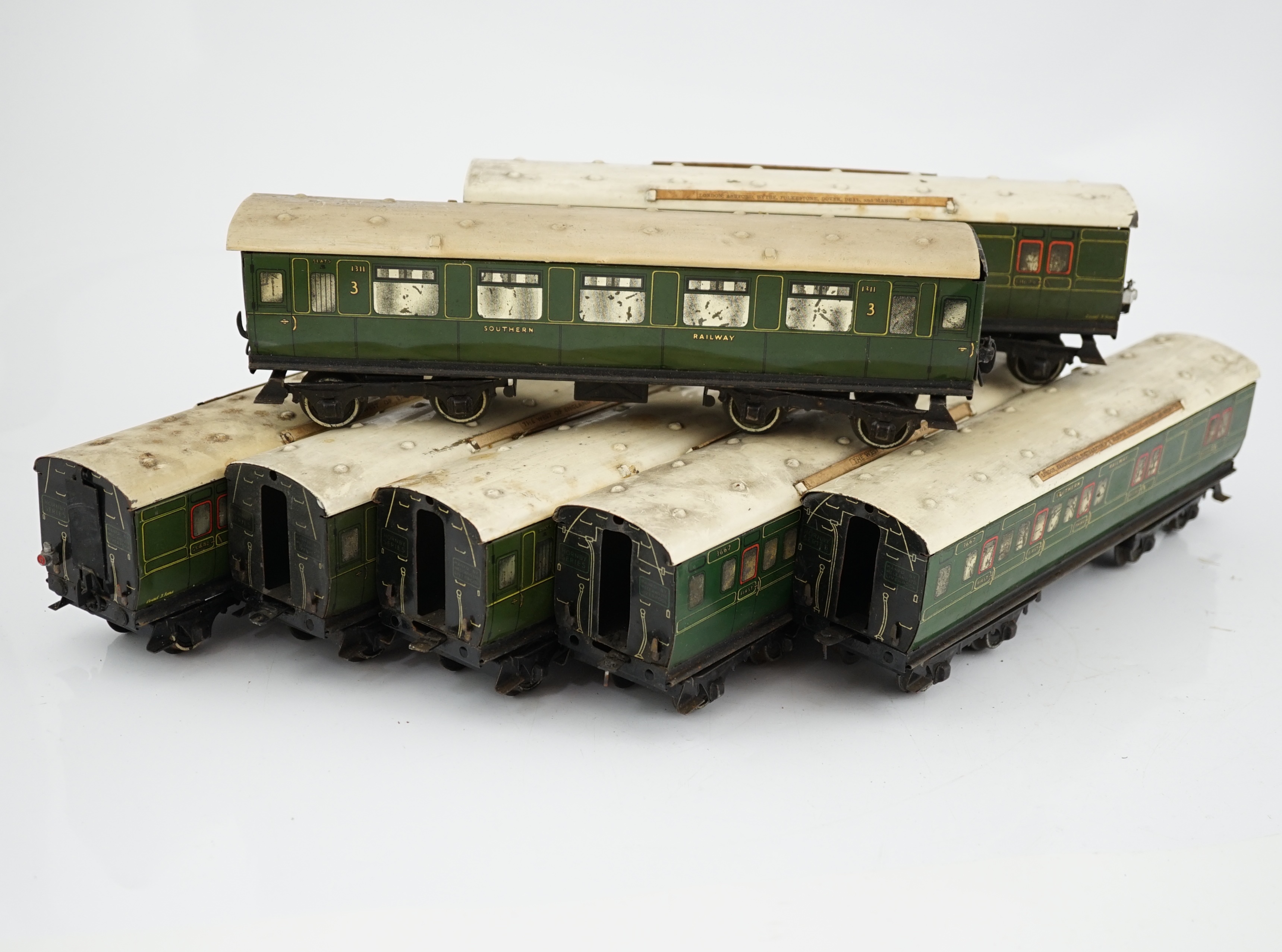 Seven Hornby 0 gauge tinplate No.2 coaches in Southern Railway livery - Image 6 of 10