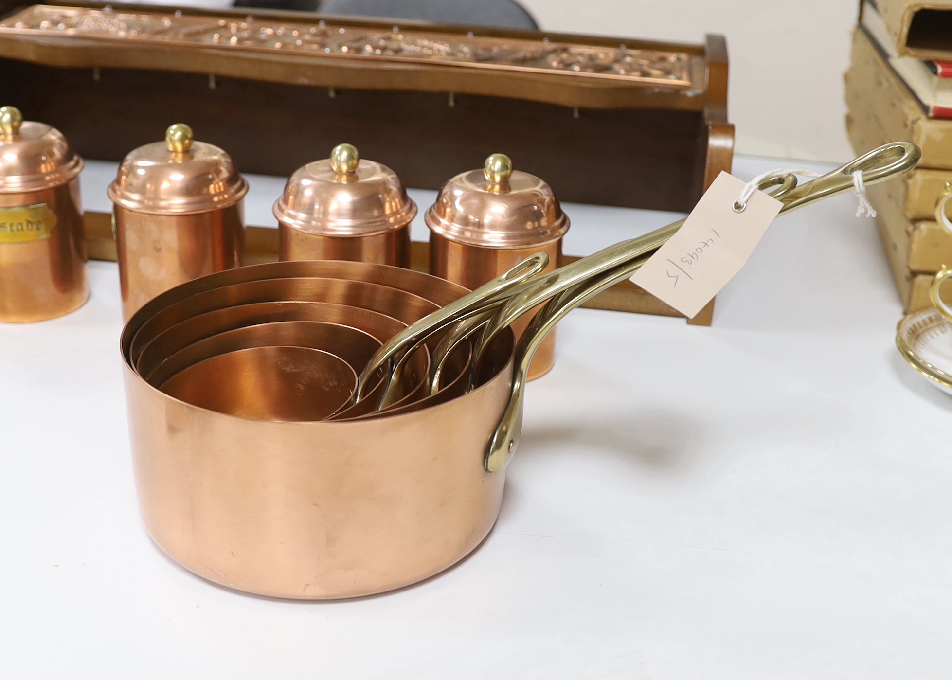 A graduated set of five French copper and brass saucepans and five lidded jars with copper mounted - Bild 3 aus 3