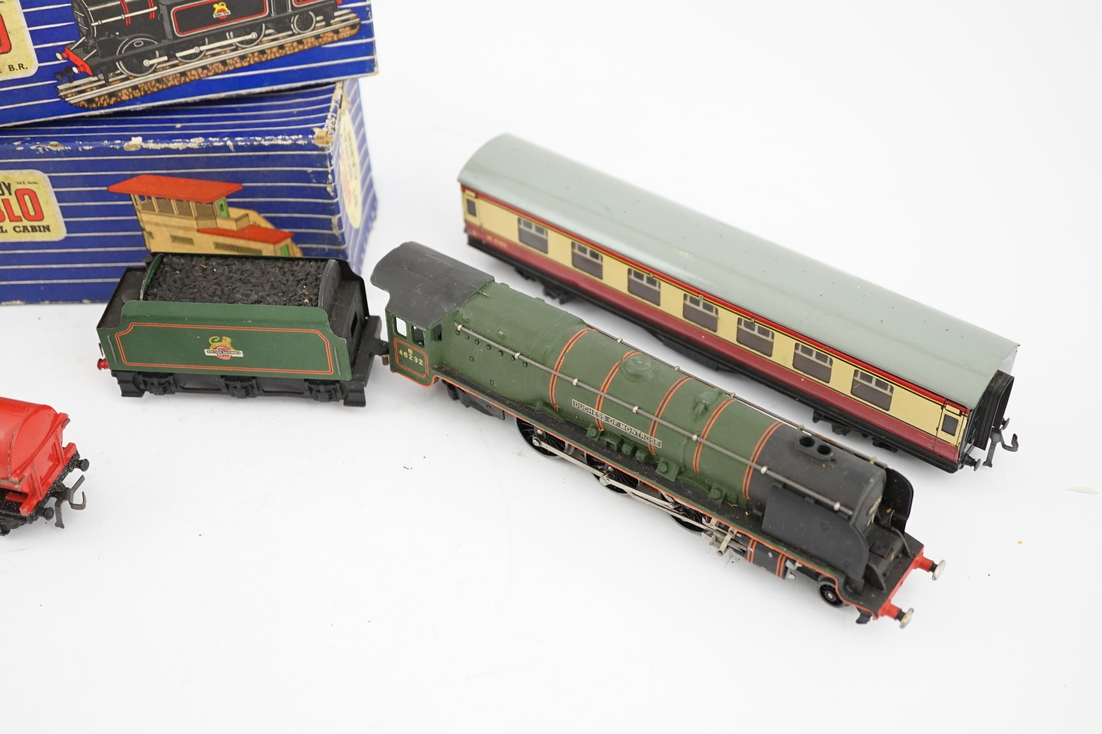 A collection of Hornby Dublo for 3-rail running, including two BR locomotives; a Duchess of Montrose - Image 9 of 10