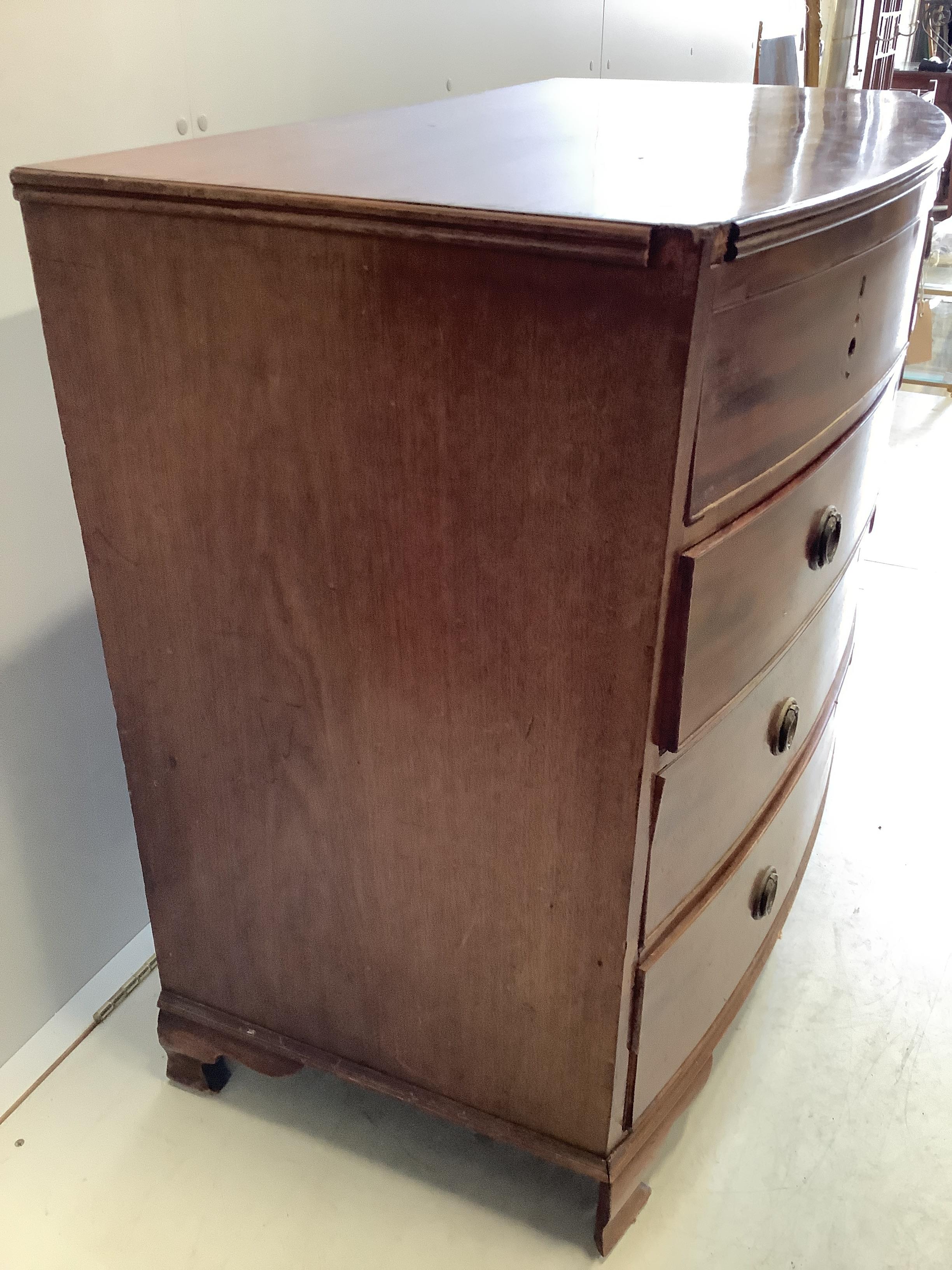 A Regency mahogany bowfront chest, width 106cm, depth 57cm, height 90cm - Bild 3 aus 3