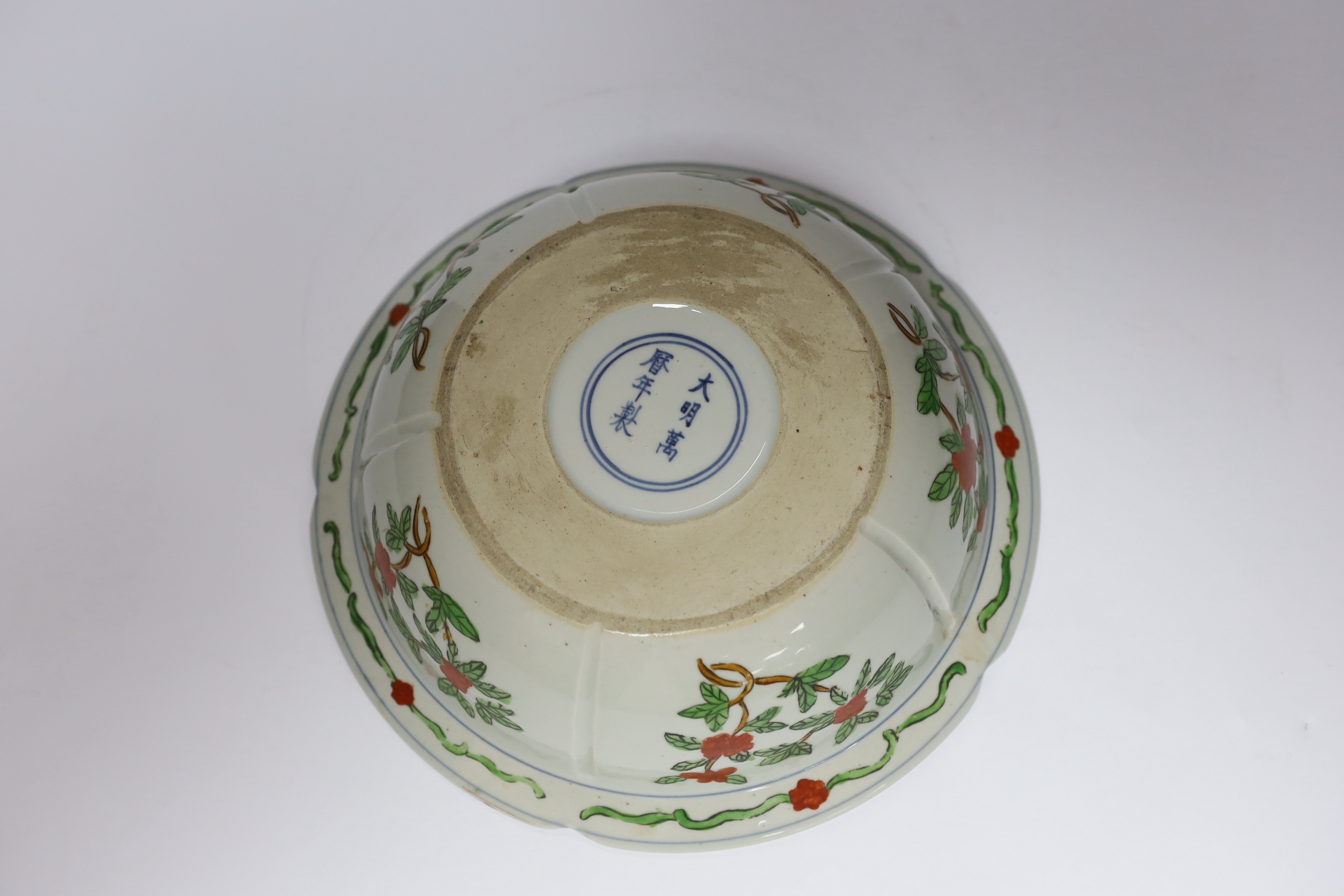 A Chinese famille verte bowl, Wanli mark but later, 27cm diameter - Image 4 of 4