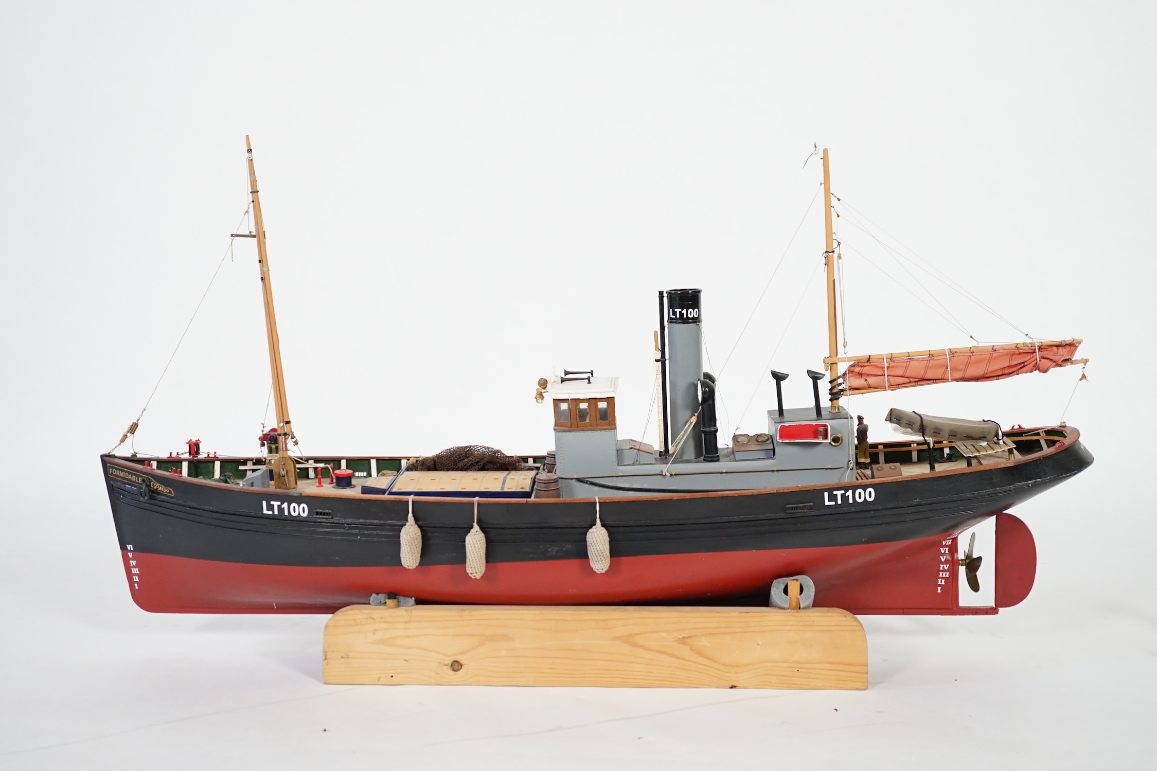 A kit-built Maxwell Hemmens pond yacht style model of a herring drifter, LT100, 120cm long, a well - Image 2 of 9
