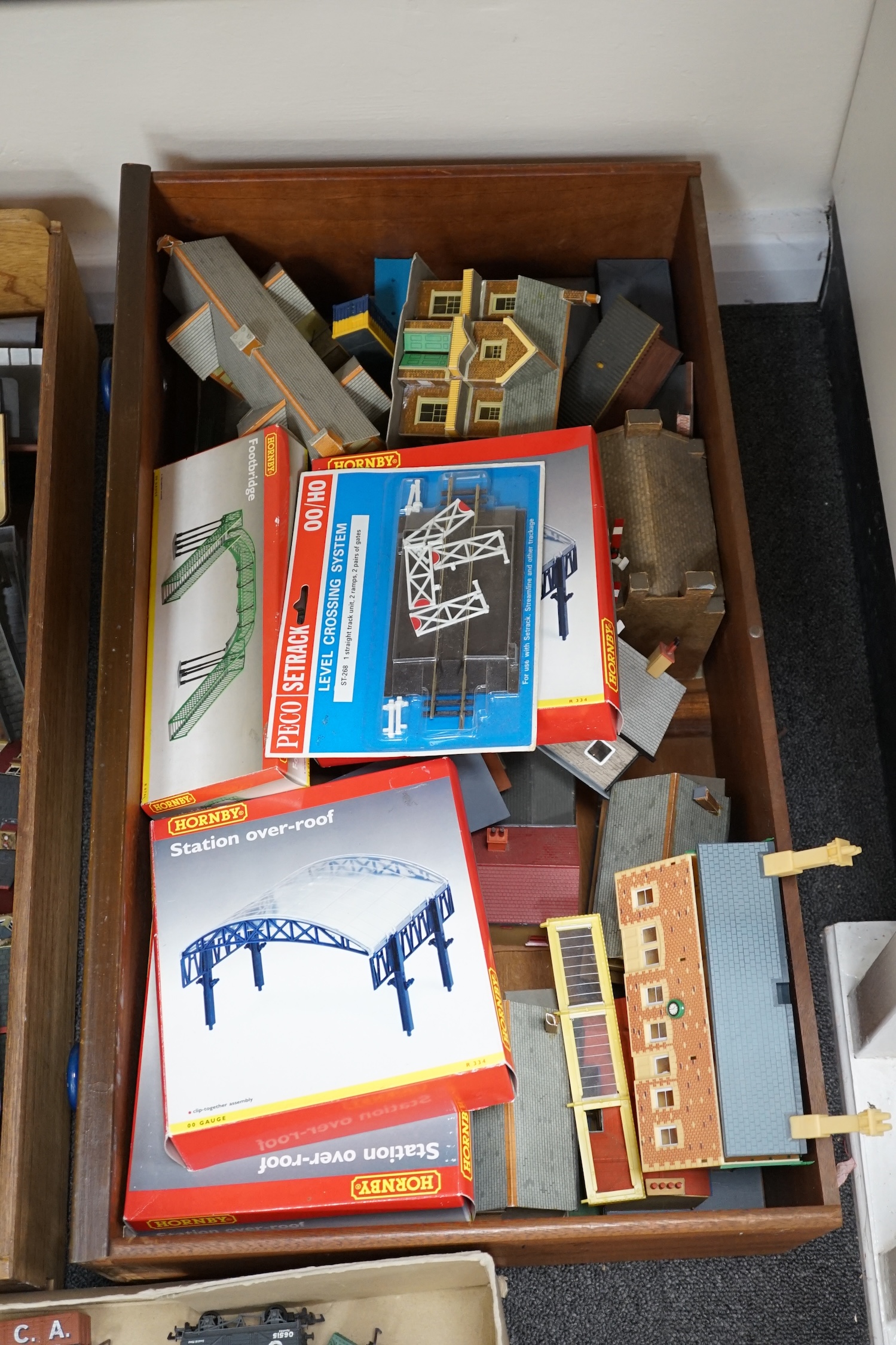 A quantity of 00 gauge railway by Hornby, Tri-ang, Dapol, Crescent, etc. including five locomotives; - Bild 13 aus 14