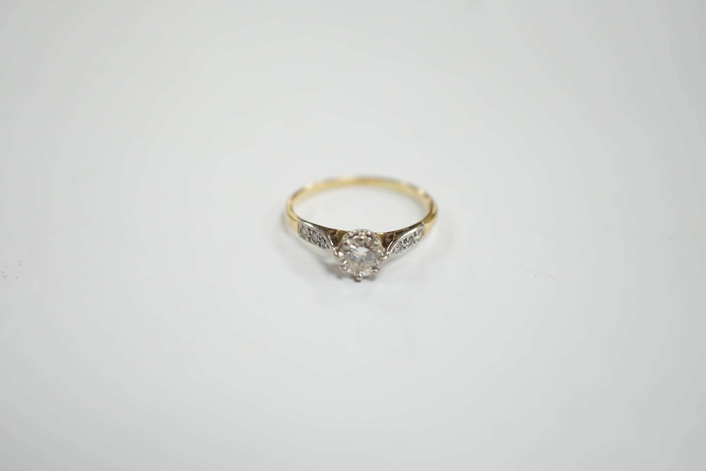 An 18ct and single stone diamond set ring, with diamond chip set shoulders, size M, gross weight 1.9 - Image 6 of 6