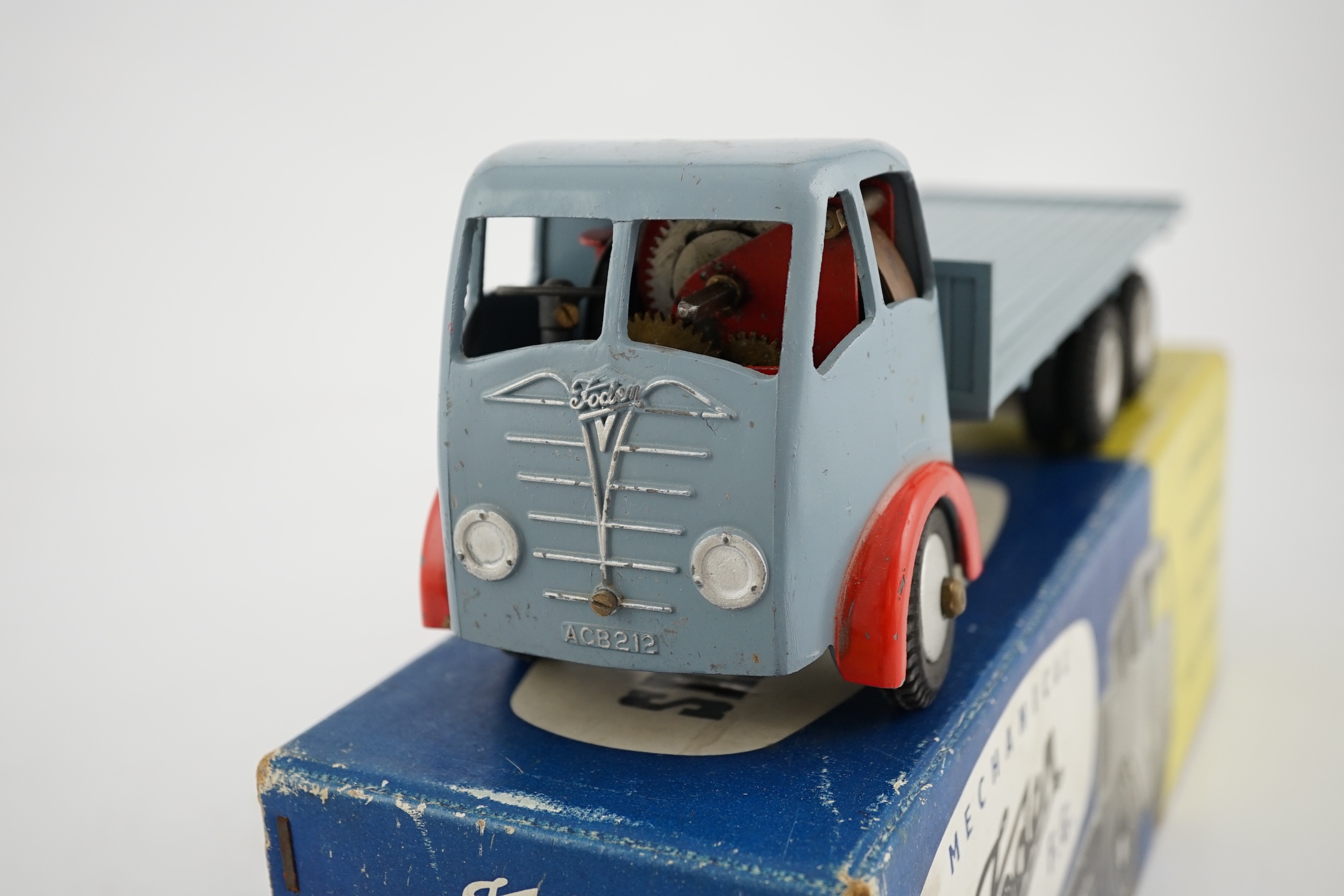 A boxed Shackleton Toy Foden FG flatbed lorry in smoke grey, with both keys, in the correct colour - Bild 2 aus 3